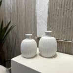 כד קרמיקה לבן חריטות לאורך דגם איקו