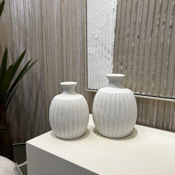 כד קרמיקה לבן חריטות לאורך דגם איקו