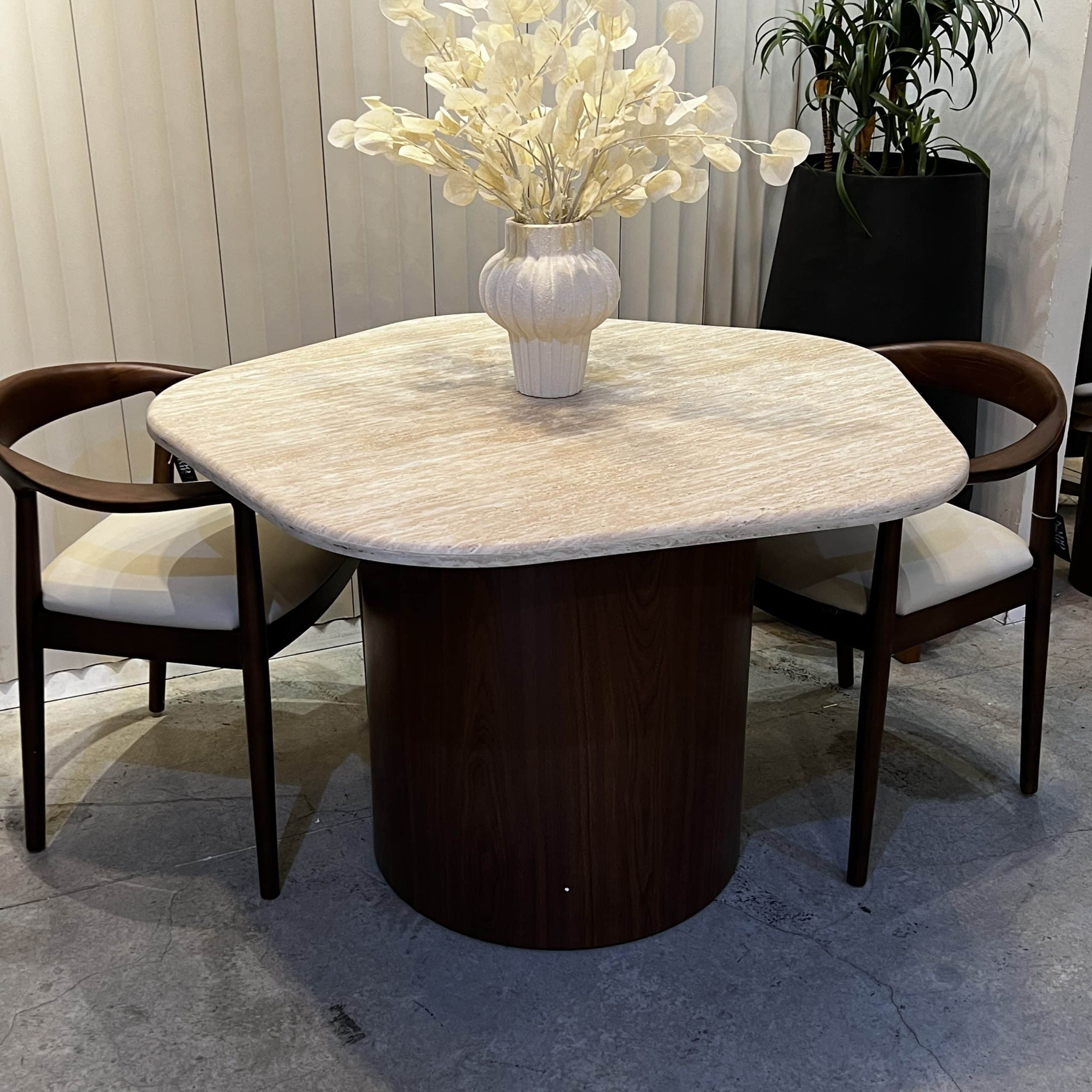 פינת אוכל מעוצבת דגם פרח טרוורטין רגל אגוז