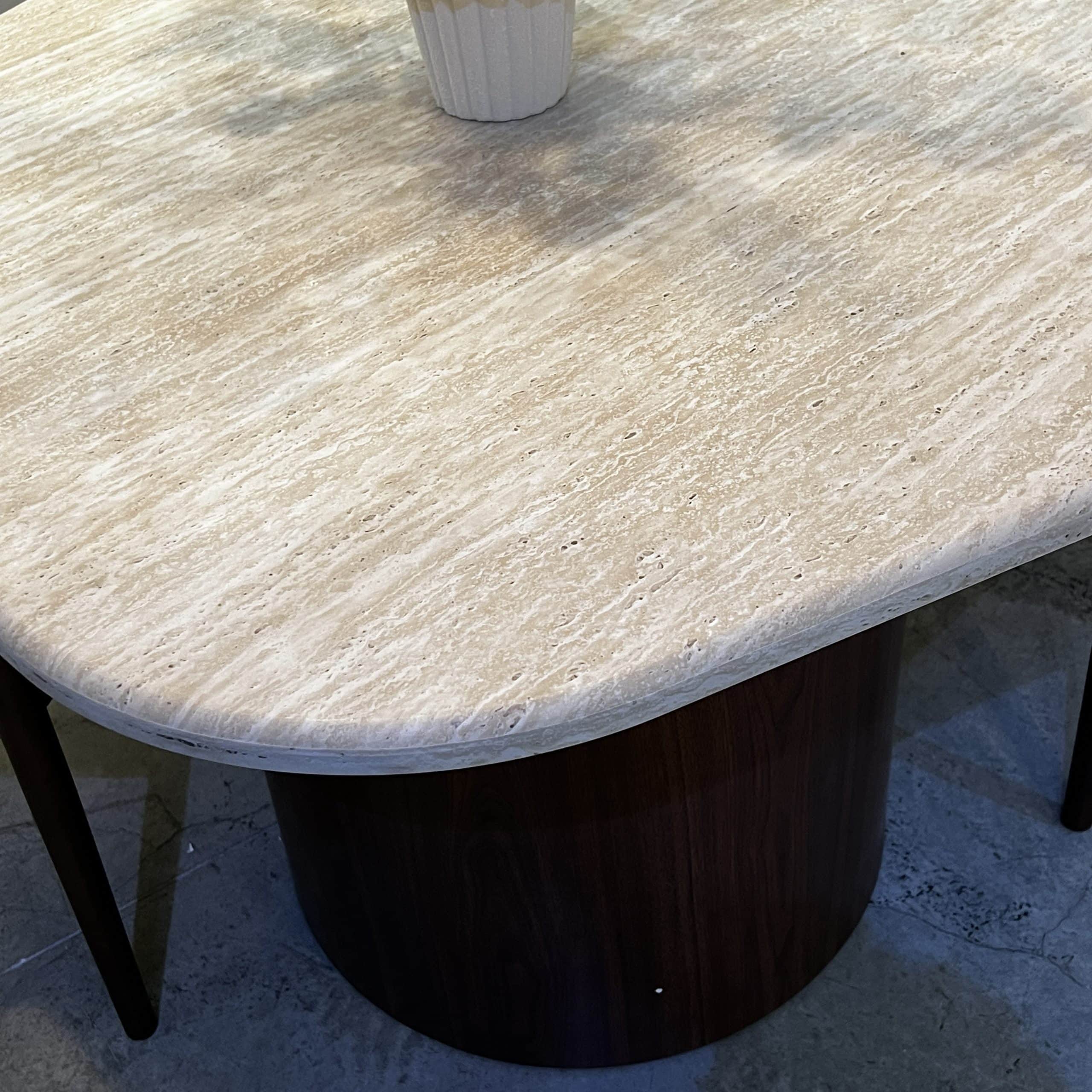 פינת אוכל מעוצבת דגם פרח טרוורטין רגל אגוז