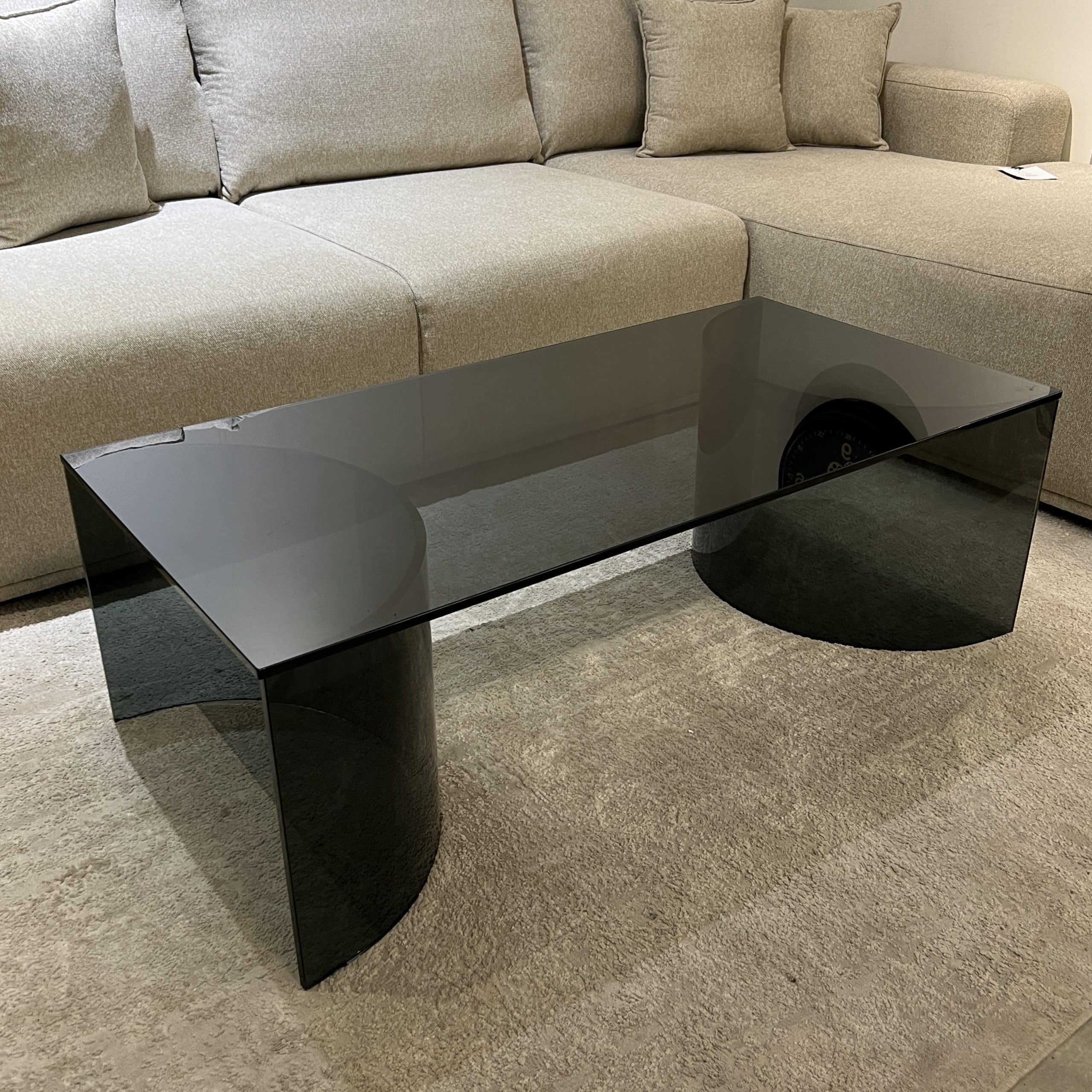 שולחן סלון מעוצב מלבני זכוכית אפורה רגלי חצאי עיגול דגם פלור שולחן סלון מעוצב מלבני זכוכית אפורה רגלי חצאי עיגול דגם פלור