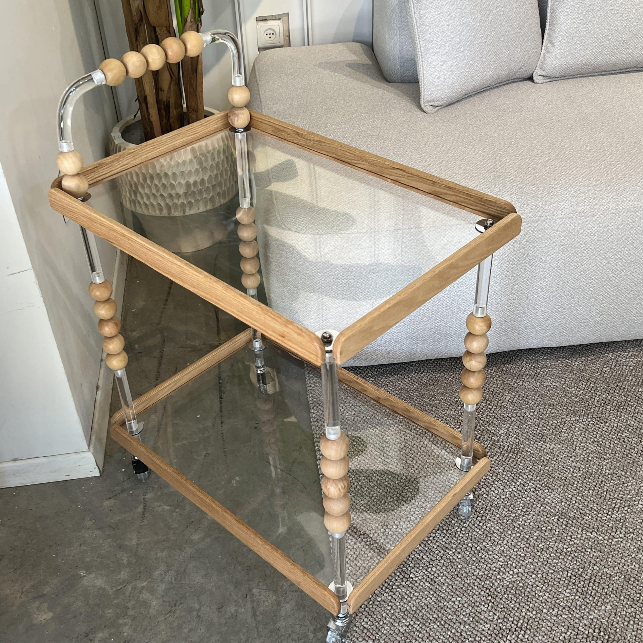 עגלת משקאות מעוצבת מלבנית אקריל בשילוב עץ עיטורי כדורים דגם איקו עגלת משקאות מעוצבת מלבנית אקריל בשילוב עץ עיטורי כדורים דגם איקו