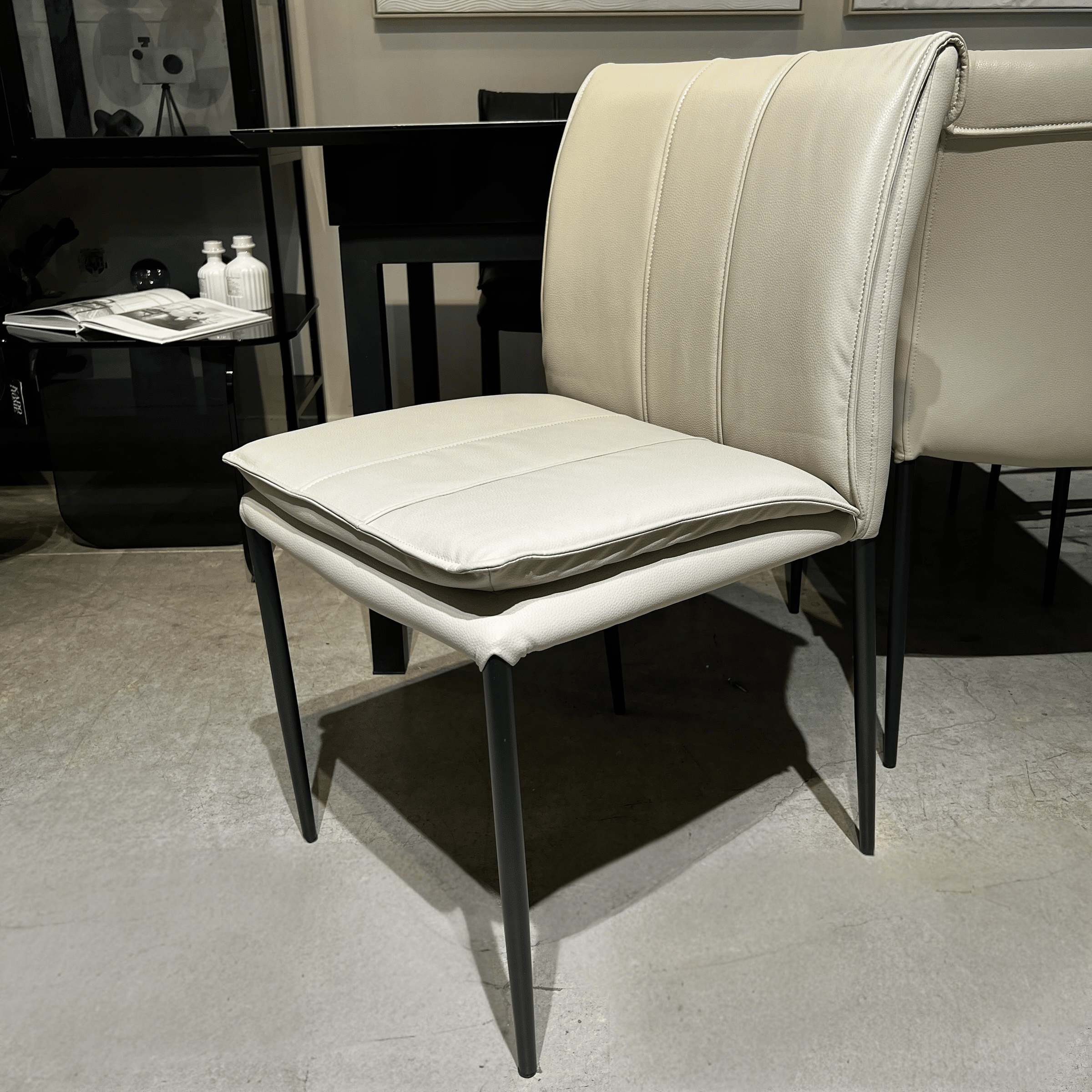 כסא מקאו דמוי עור קפוצ׳ינו רגל שחורה דגם סופיטל - 2 אחרונים! כסא מקאו דמוי עור קפוצ׳ינו רגל שחורה דגם סופיטל - 2 אחרונים!