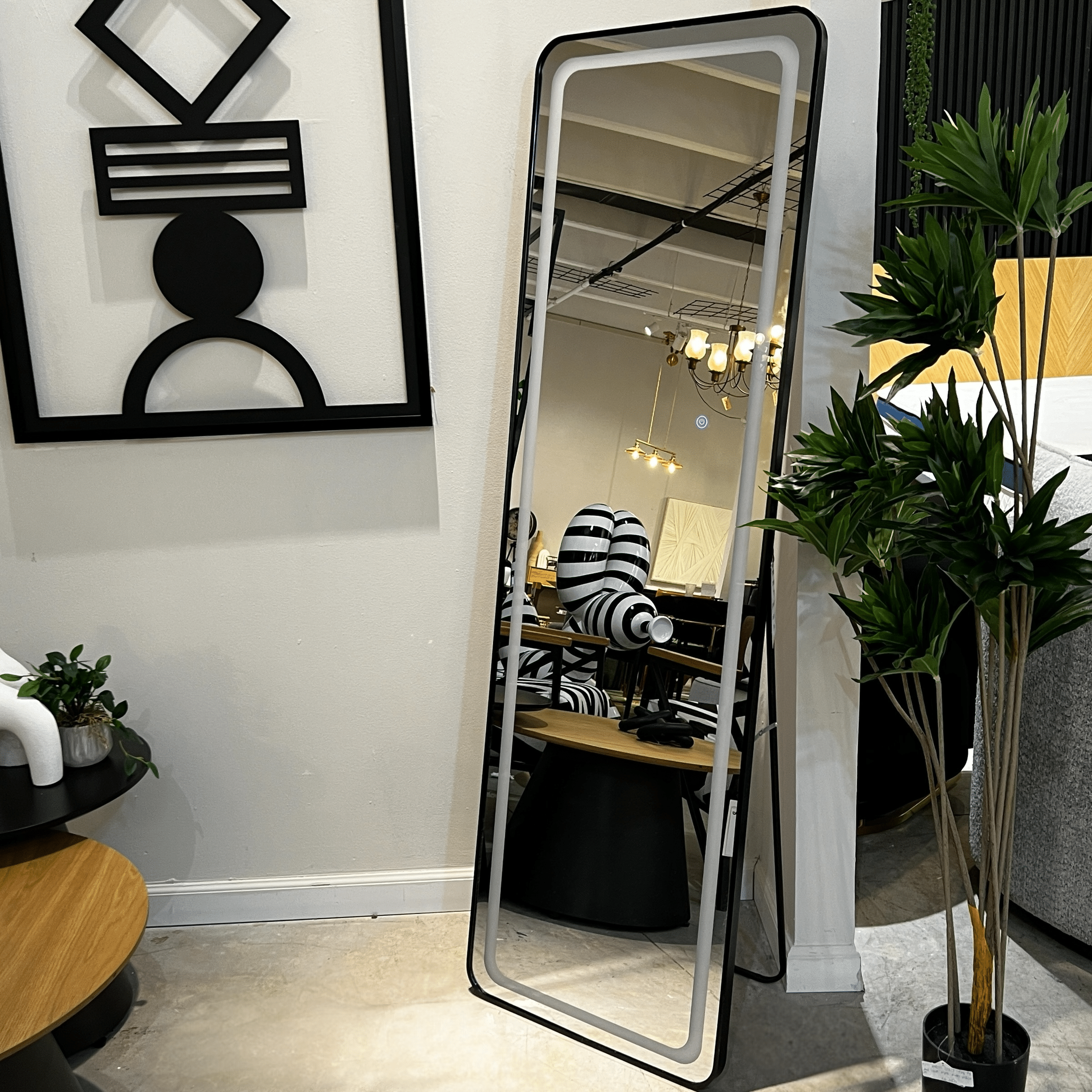 מראה מלבנית מסגרת שחורה בשילוב לד דגם איקו מראה מלבנית מסגרת שחורה בשילוב לד דגם איקו