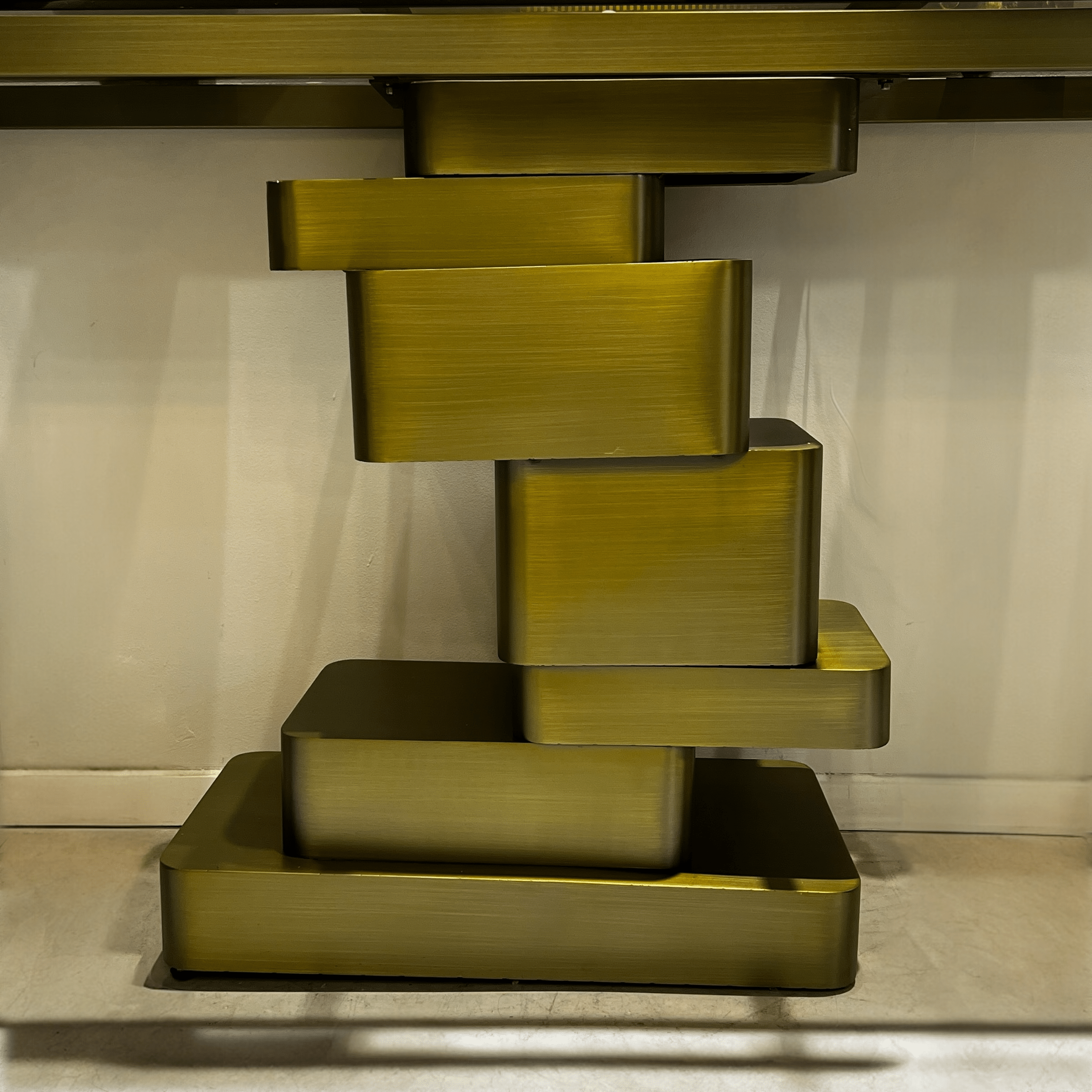 קונסולה פיזה זכוכית חומה רגל ברונזה יוקרתית דגם סופיטל