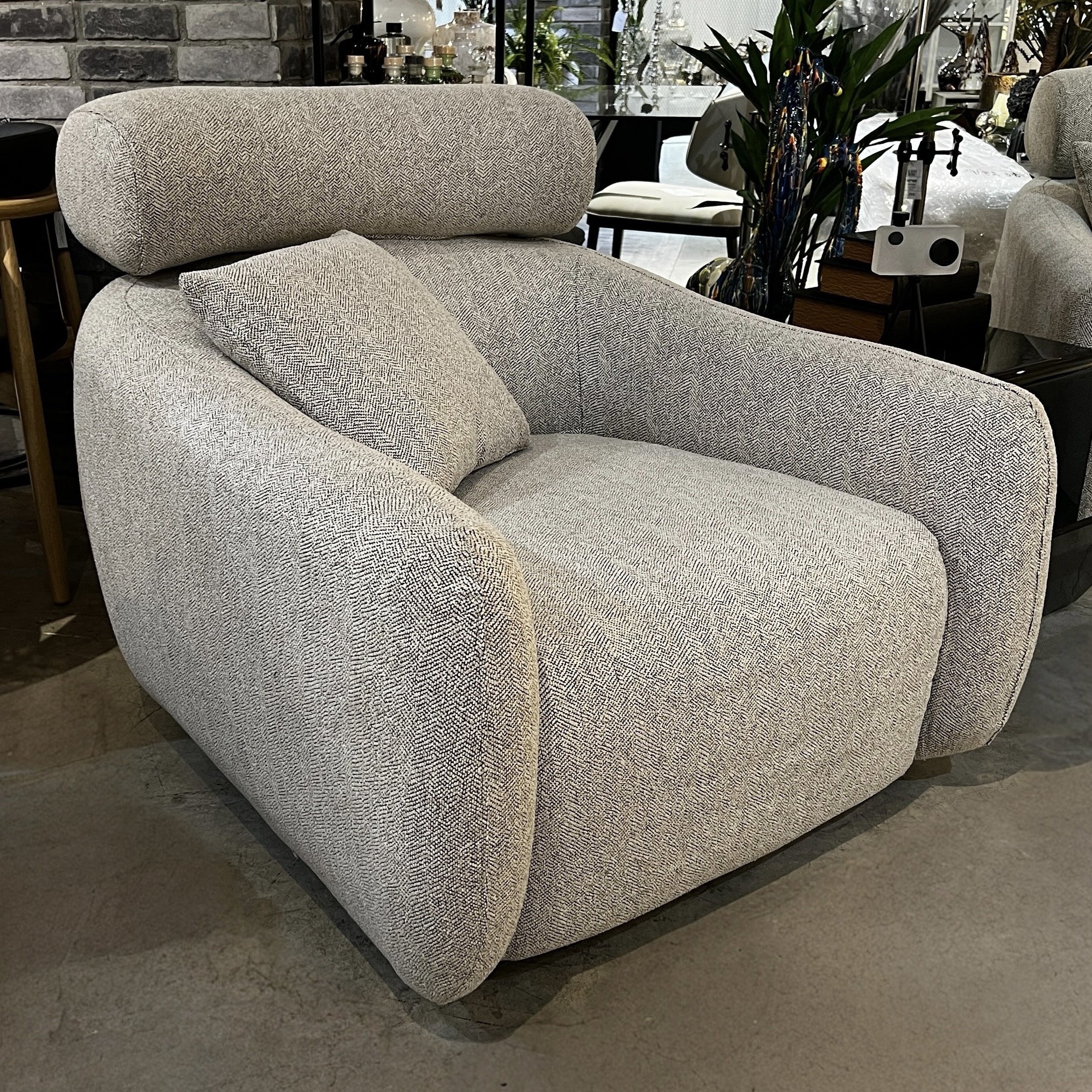 כורסא מעוצבת מקלן אריג אפור אבן דגם סופיטל - אחרונה במלאי! כורסא מעוצבת מקלן אריג אפור אבן דגם סופיטל - אחרונה במלאי!