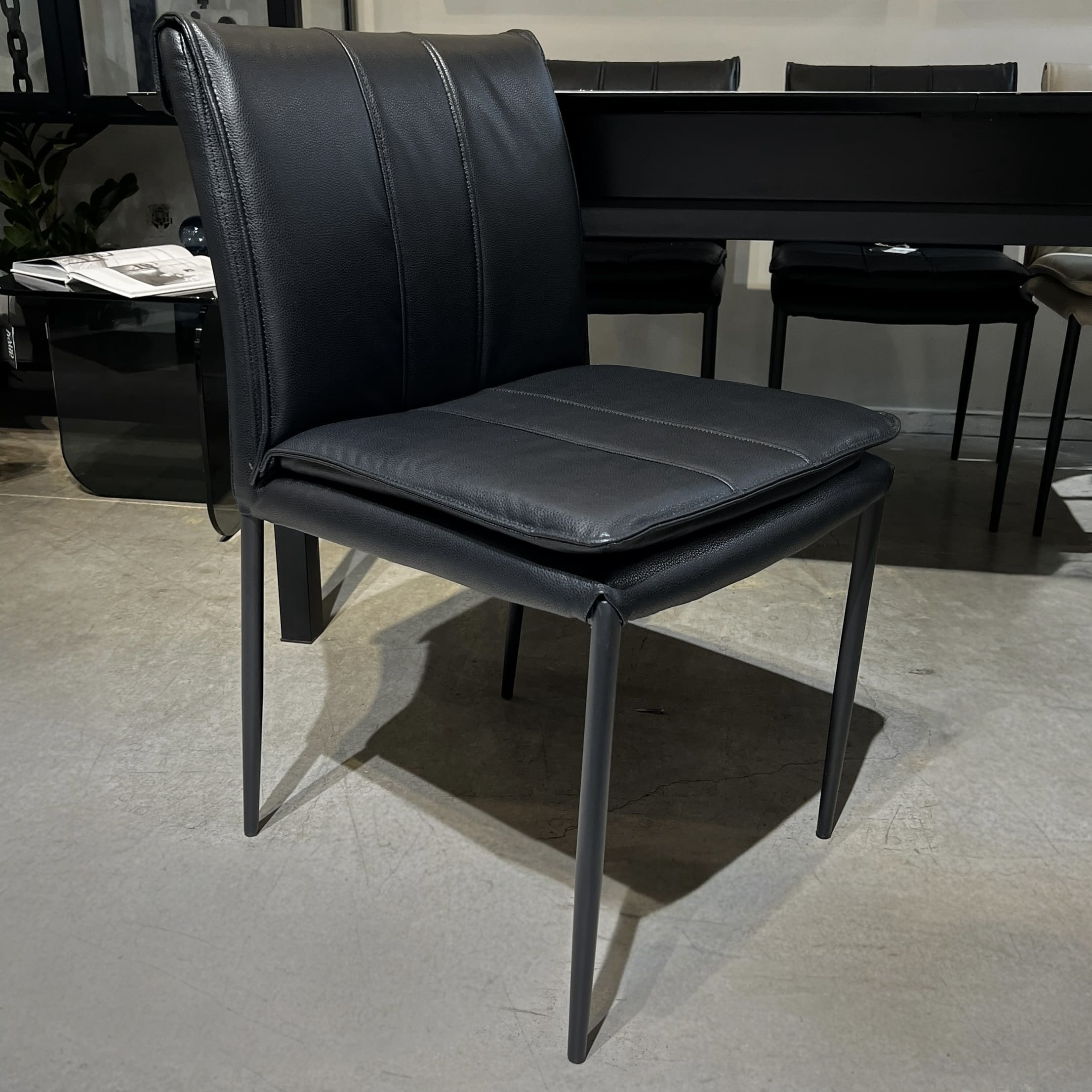 כסא מקאו דמוי עור שחור רגל שחורה דגם סופיטל כסא מקאו דמוי עור שחור רגל שחורה דגם סופיטל