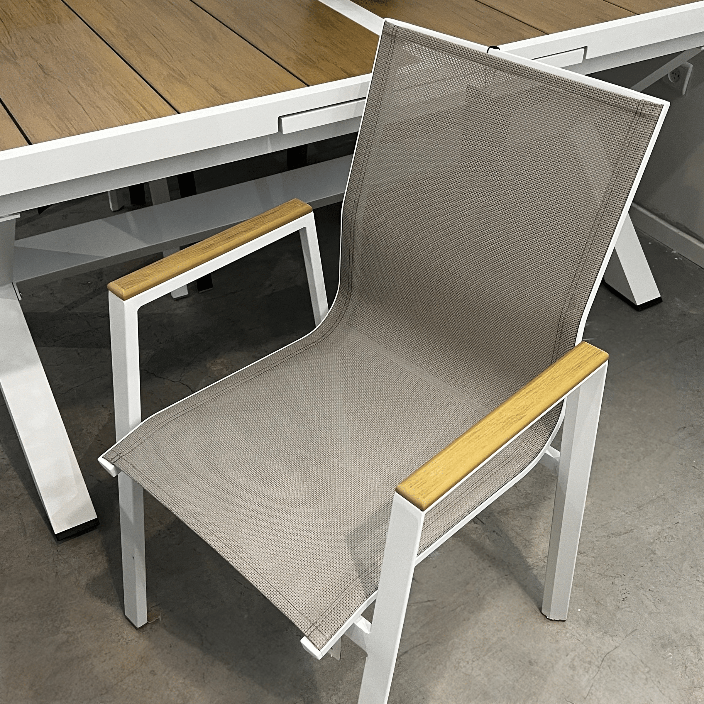 כסא חוץ אלומיניום לבן רשת כפולה דגם סופיטל כסא חוץ אלומיניום לבן רשת כפולה דגם סופיטל