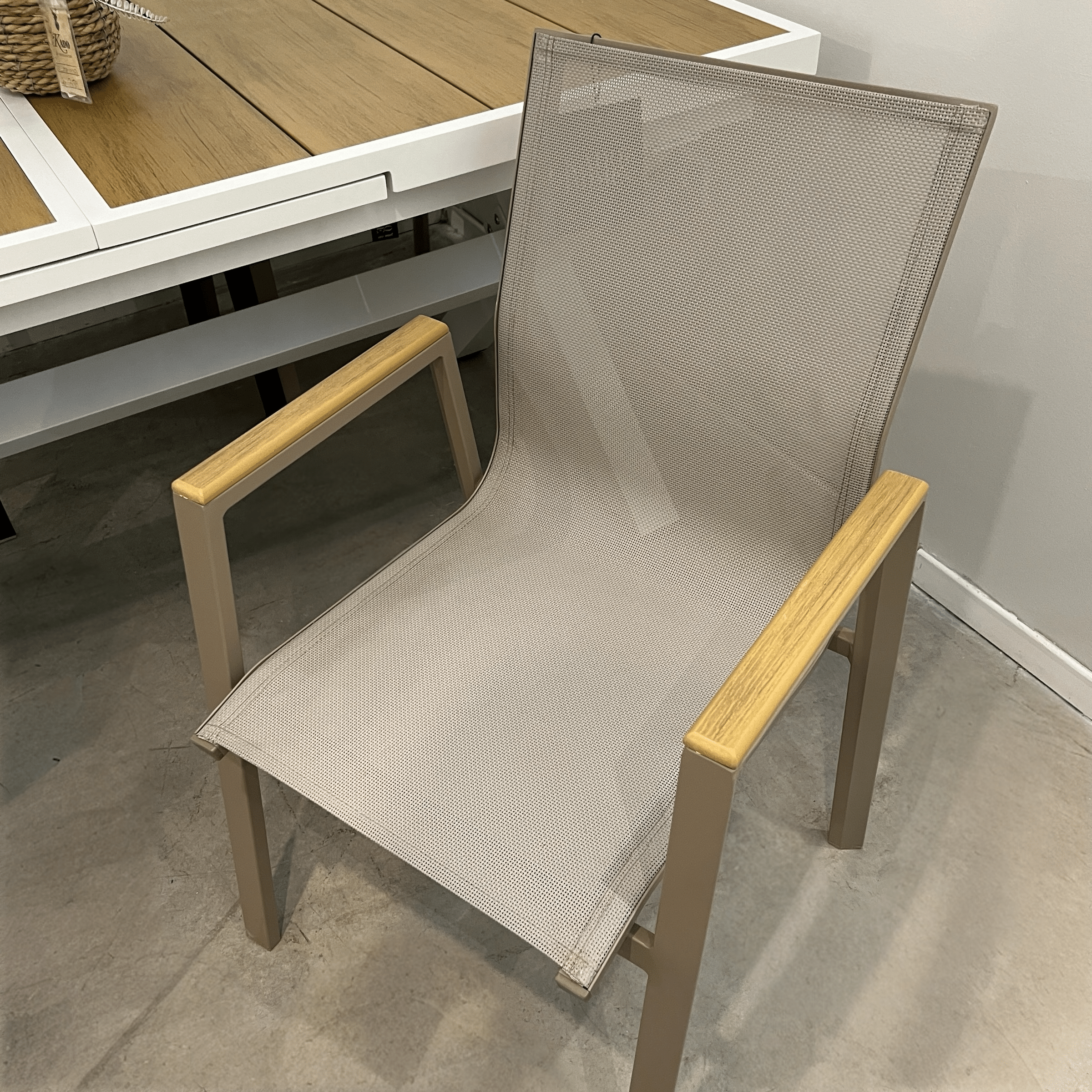 כיסא חוץ אלומיניום מוקה רשת כפולה דגם סופיטל כיסא חוץ אלומיניום מוקה רשת כפולה דגם סופיטל