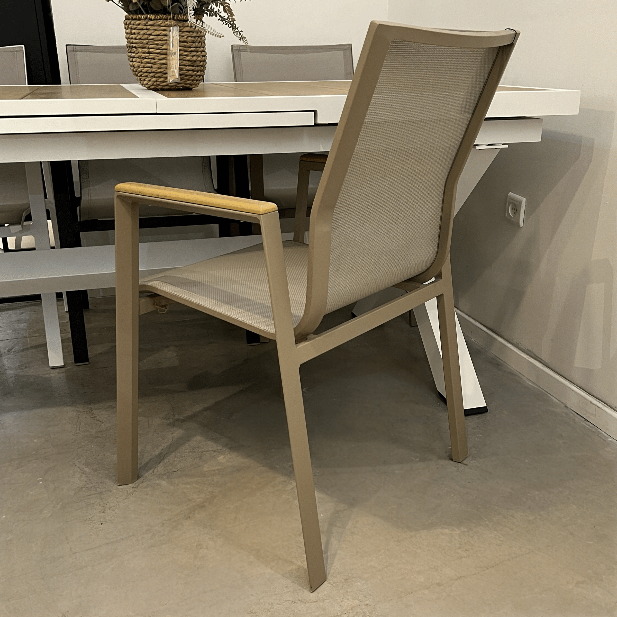 כיסא חוץ אלומיניום מוקה רשת כפולה דגם סופיטל כיסא חוץ אלומיניום מוקה רשת כפולה דגם סופיטל