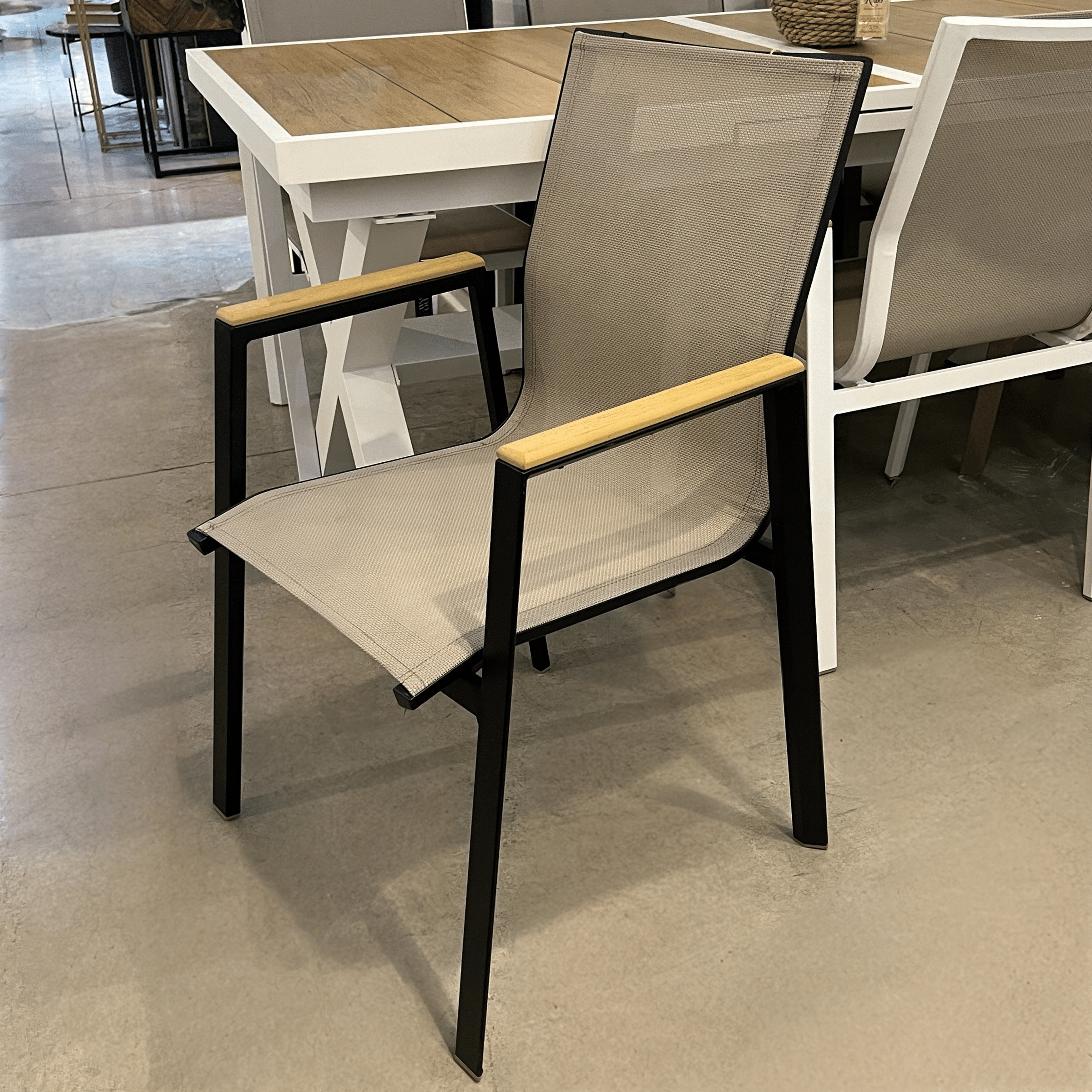 כסא חוץ אלומיניום שחור רשת כפולה דגם סופיטל כסא חוץ אלומיניום שחור רשת כפולה דגם סופיטל