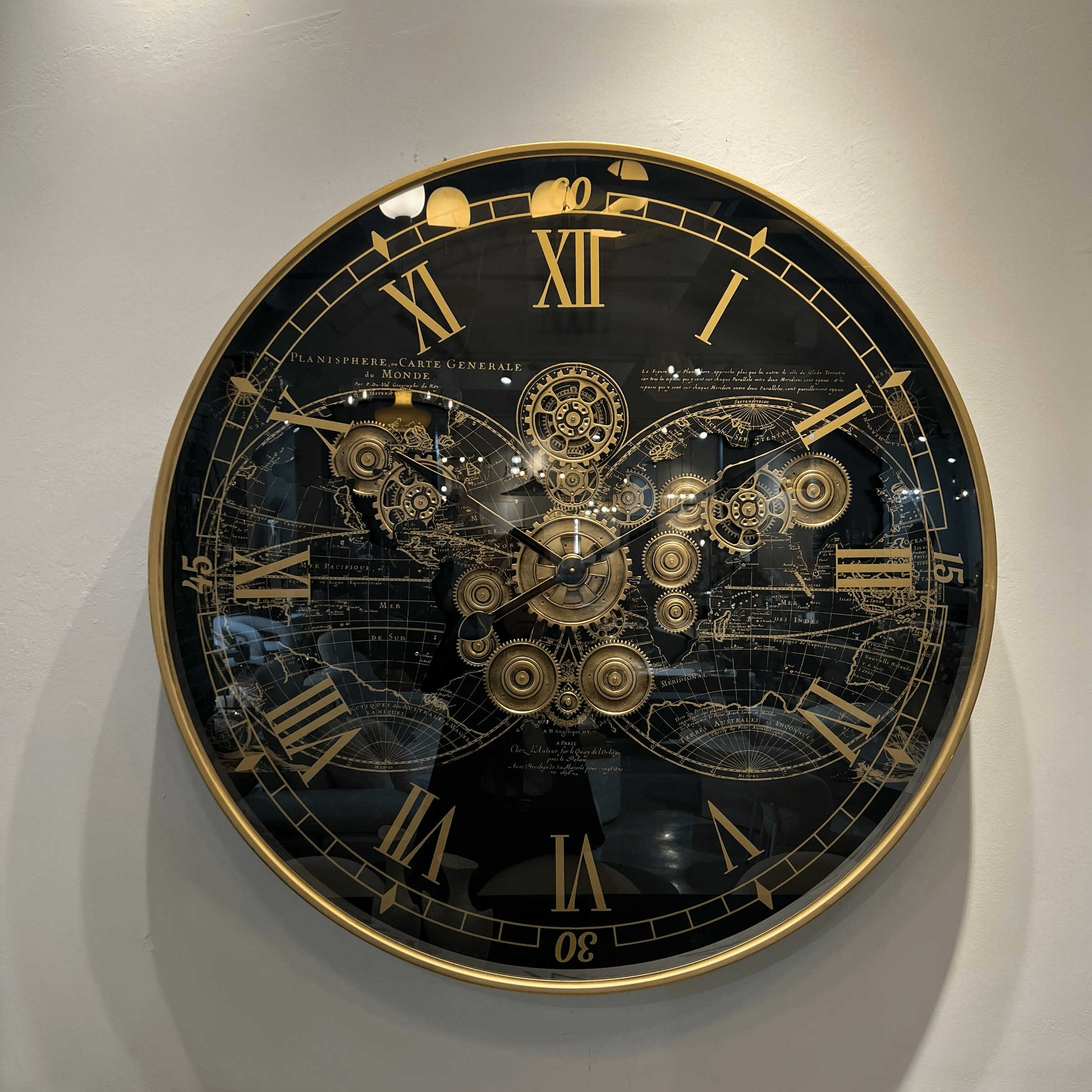שעון ברזל מעוצב זכוכית רקע גלובוסים מספרים רומיים זהב דגם איקו שעון ברזל מעוצב זכוכית רקע גלובוסים מספרים רומיים זהב דגם איקו