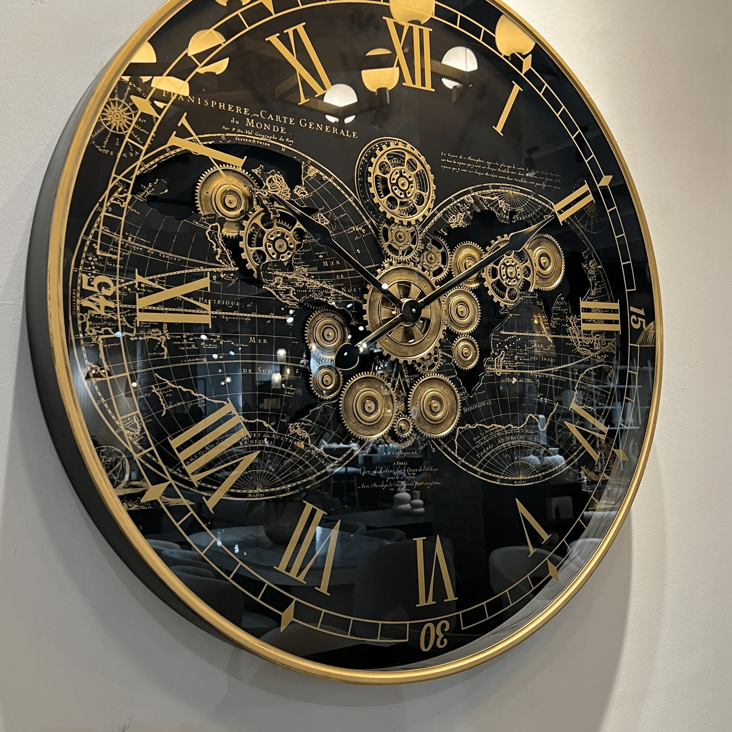 שעון ברזל מעוצב זכוכית רקע גלובוסים מספרים רומיים זהב דגם איקו שעון ברזל מעוצב זכוכית רקע גלובוסים מספרים רומיים זהב דגם איקו