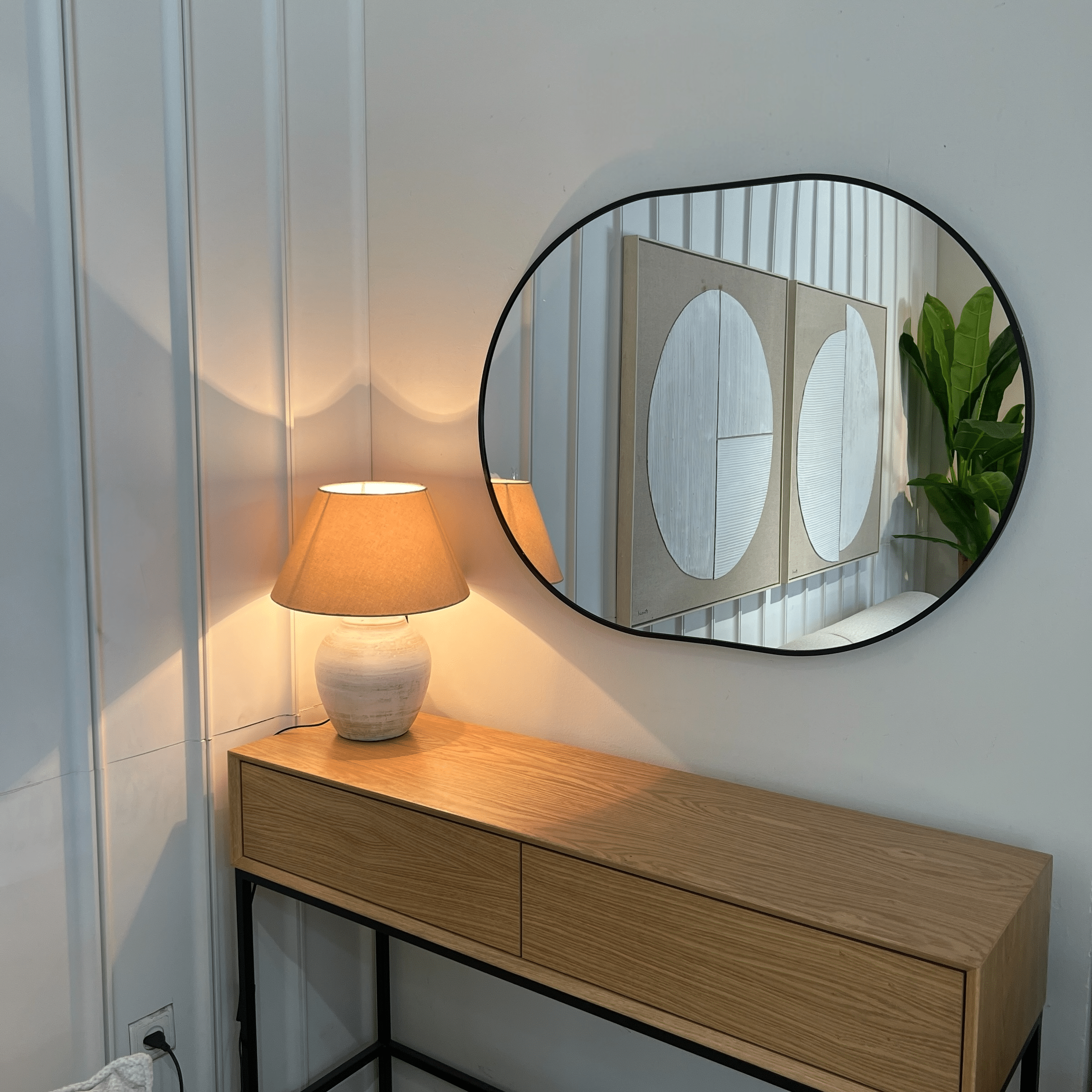 מראה מעוצבת אובלית מסגרת שחורה דגם איקו מראה מעוצבת אובלית מסגרת שחורה דגם איקו