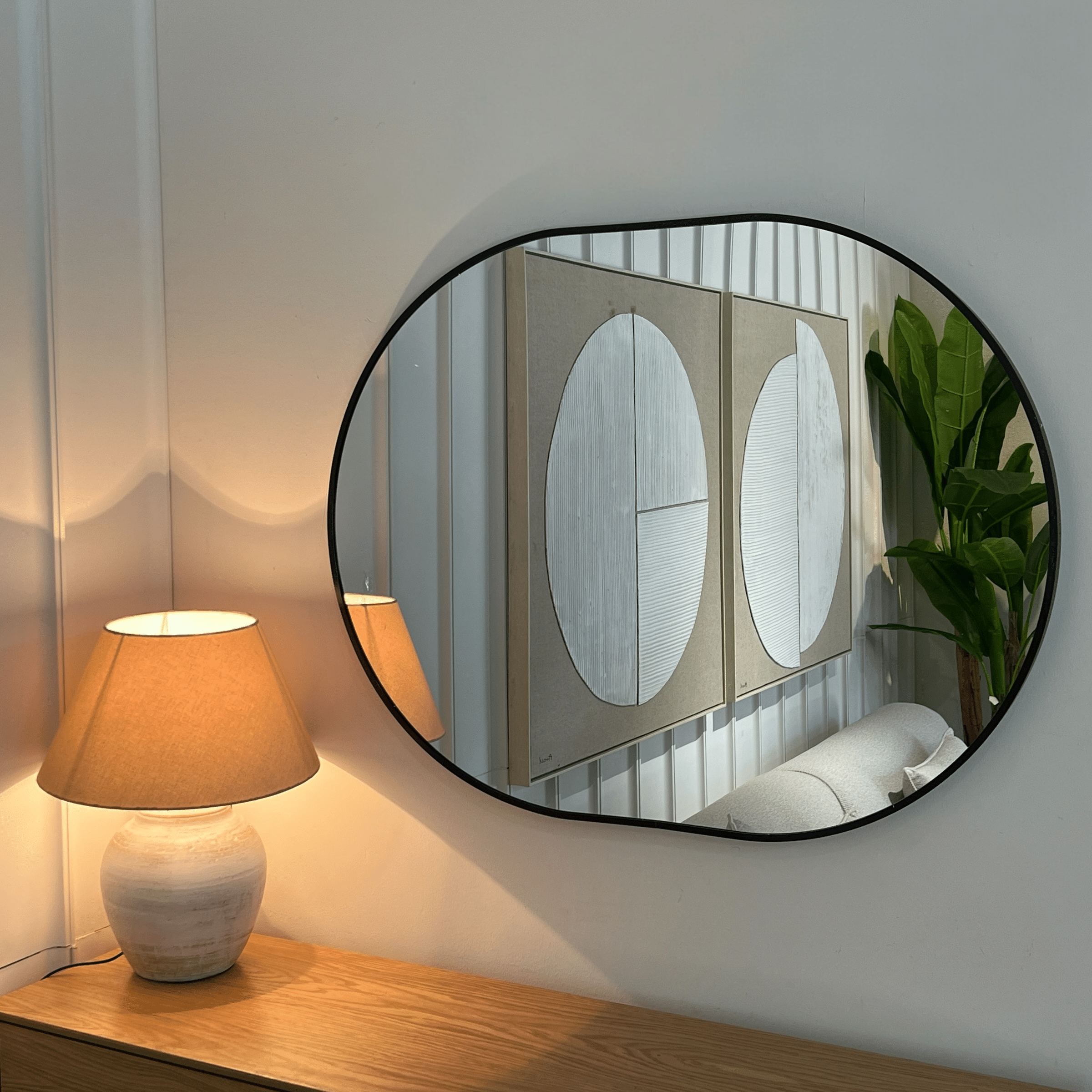 מראה מעוצבת אובלית מסגרת שחורה דגם איקו מראה מעוצבת אובלית מסגרת שחורה דגם איקו