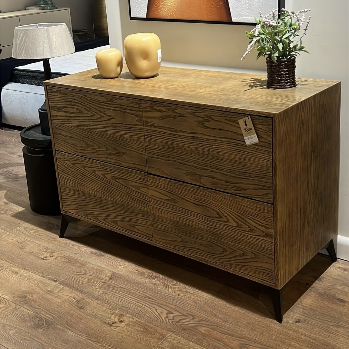 קומודה מעוצבת אלון מושחר - חיסול מתצוגה! קומודה מעוצבת אלון מושחר - חיסול מתצוגה!