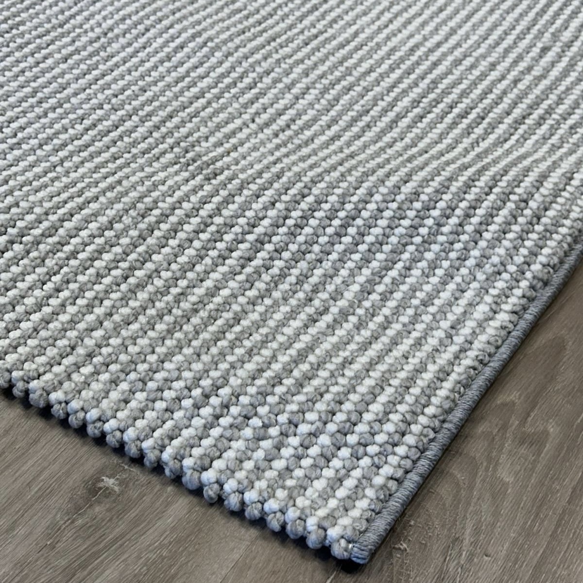 שטיח נקודות אפור לבן דגם קאי שטיח נקודות אפור לבן דגם קאי