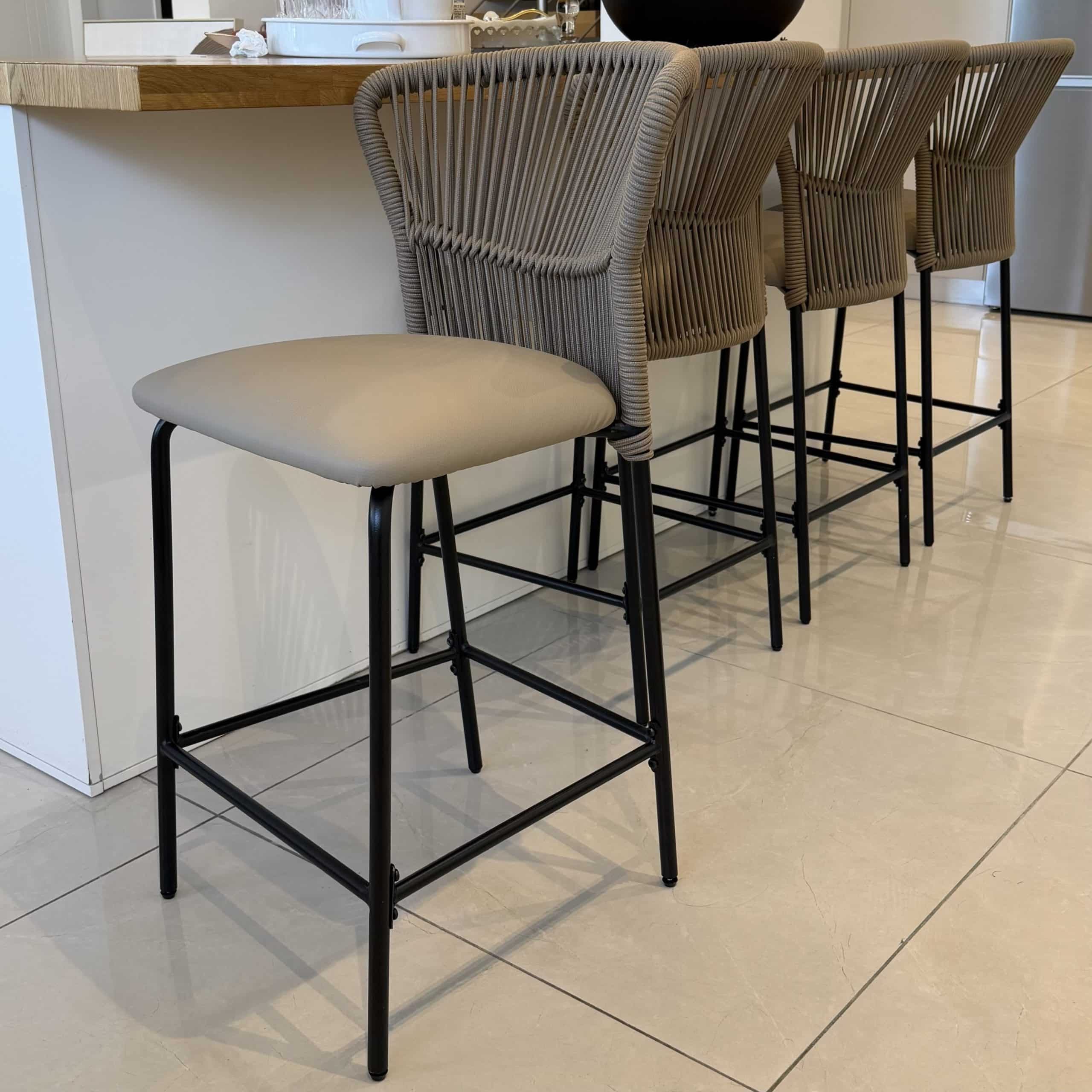 כסא בר מעוצב דגם רשת בז מושב דמוי עור בז כסא בר מעוצב דגם רשת בז מושב דמוי עור בז