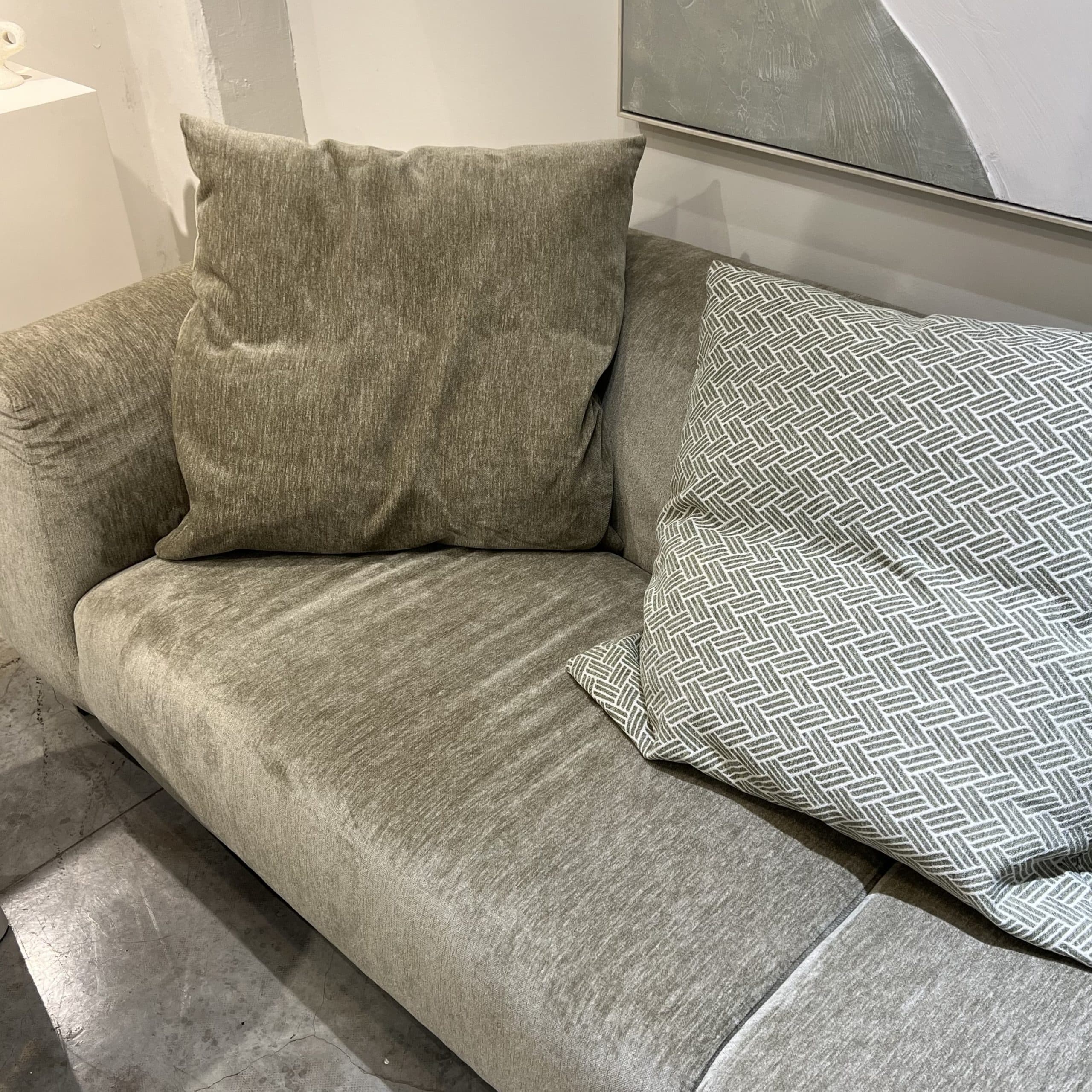 ספה מעוצבת גוון זית דגם ריפלקס - חיסול מתצוגה!