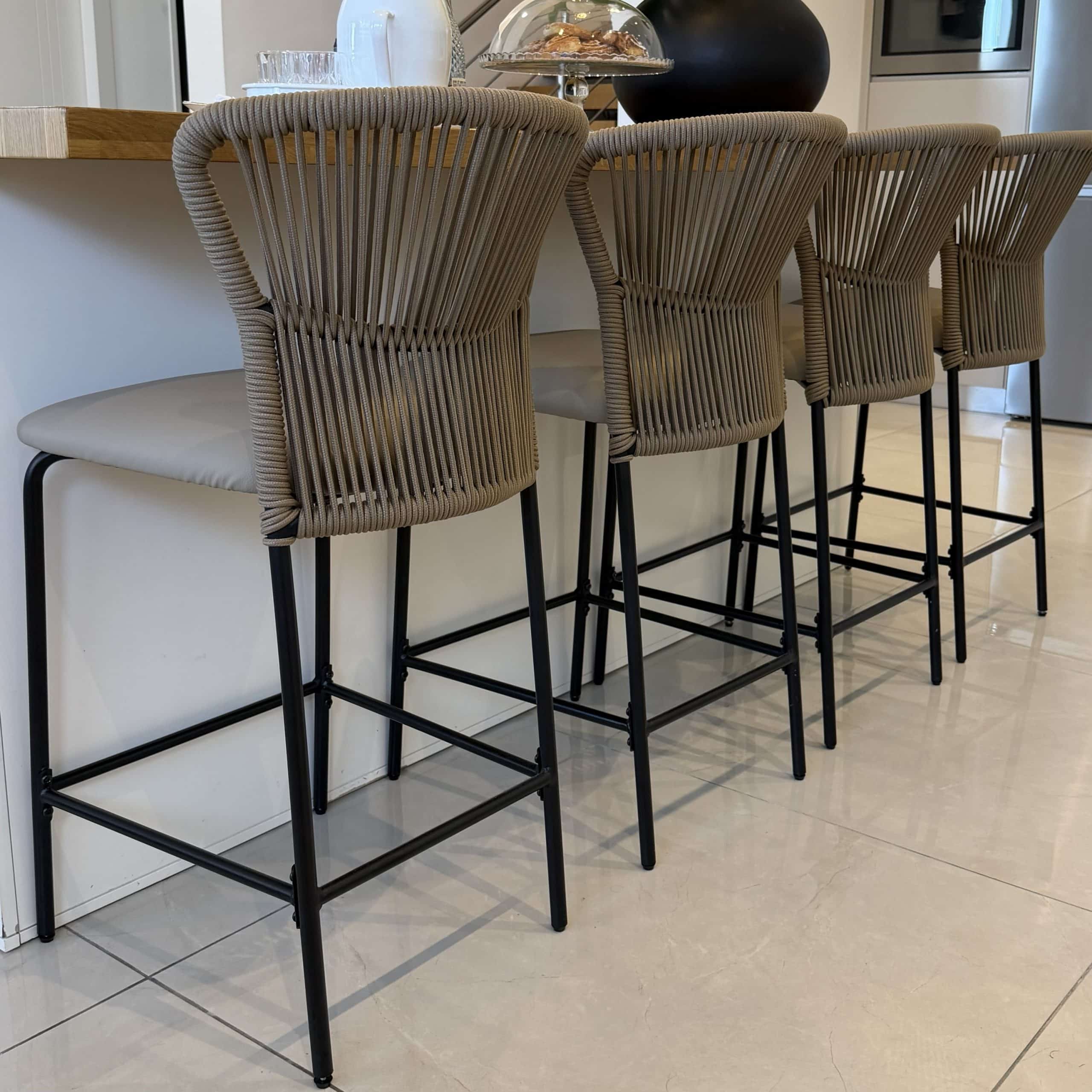 כסא בר מעוצב דגם רשת בז מושב דמוי עור בז כסא בר מעוצב דגם רשת בז מושב דמוי עור בז