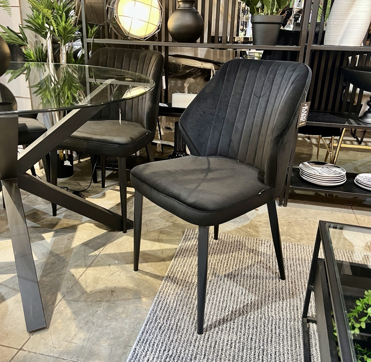 כסא מעוצב דגם 7031 מנדי קטיפה שחורה כסא מעוצב דגם 7031 מנדי קטיפה שחורה