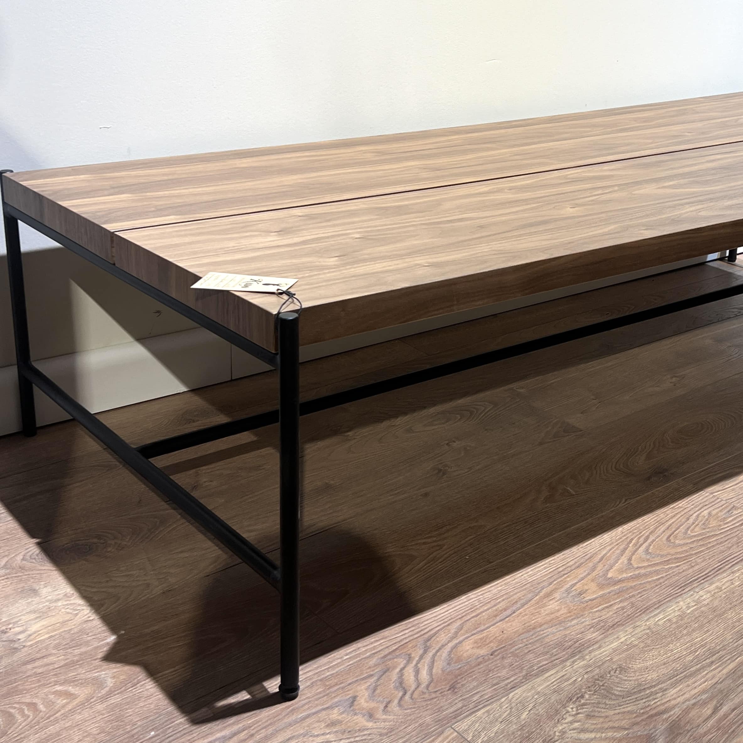 שולחן סלון דגם מוש אגוז אמריקאי - חיסול מתצוגה! שולחן סלון דגם מוש אגוז אמריקאי - חיסול מתצוגה!