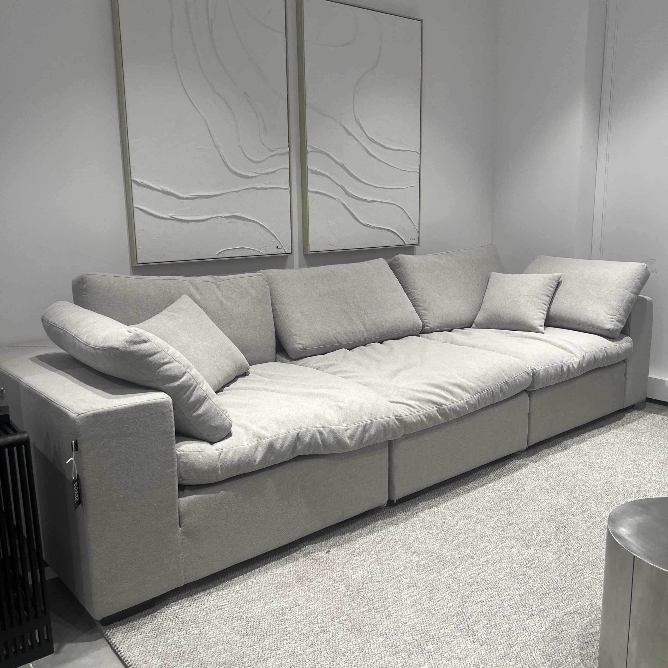 ספה מישלן אריג אפור במילוי נוצות דגם סופיטל ספה מישלן אריג אפור במילוי נוצות דגם סופיטל