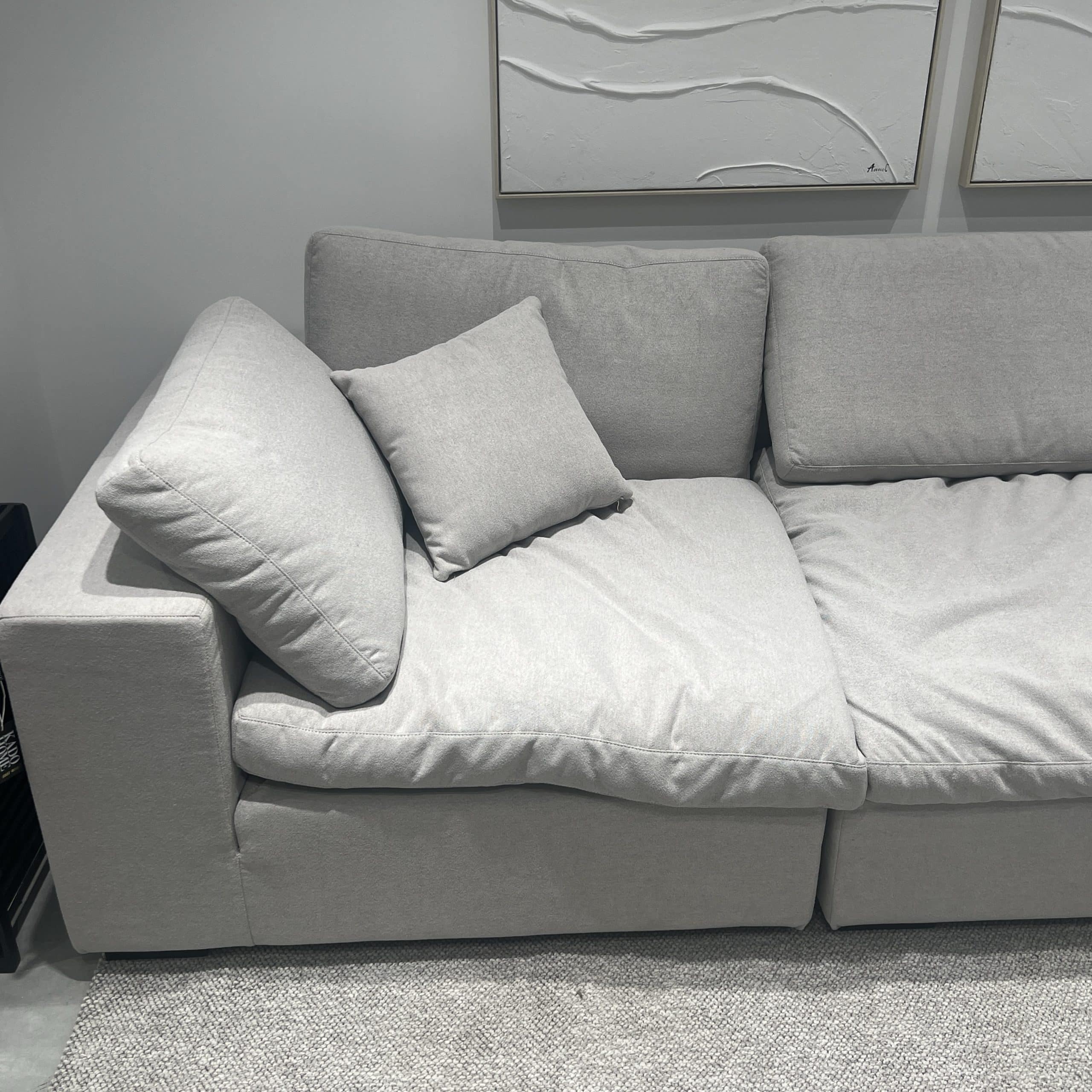 ספה מישלן אריג אפור במילוי נוצות דגם סופיטל ספה מישלן אריג אפור במילוי נוצות דגם סופיטל