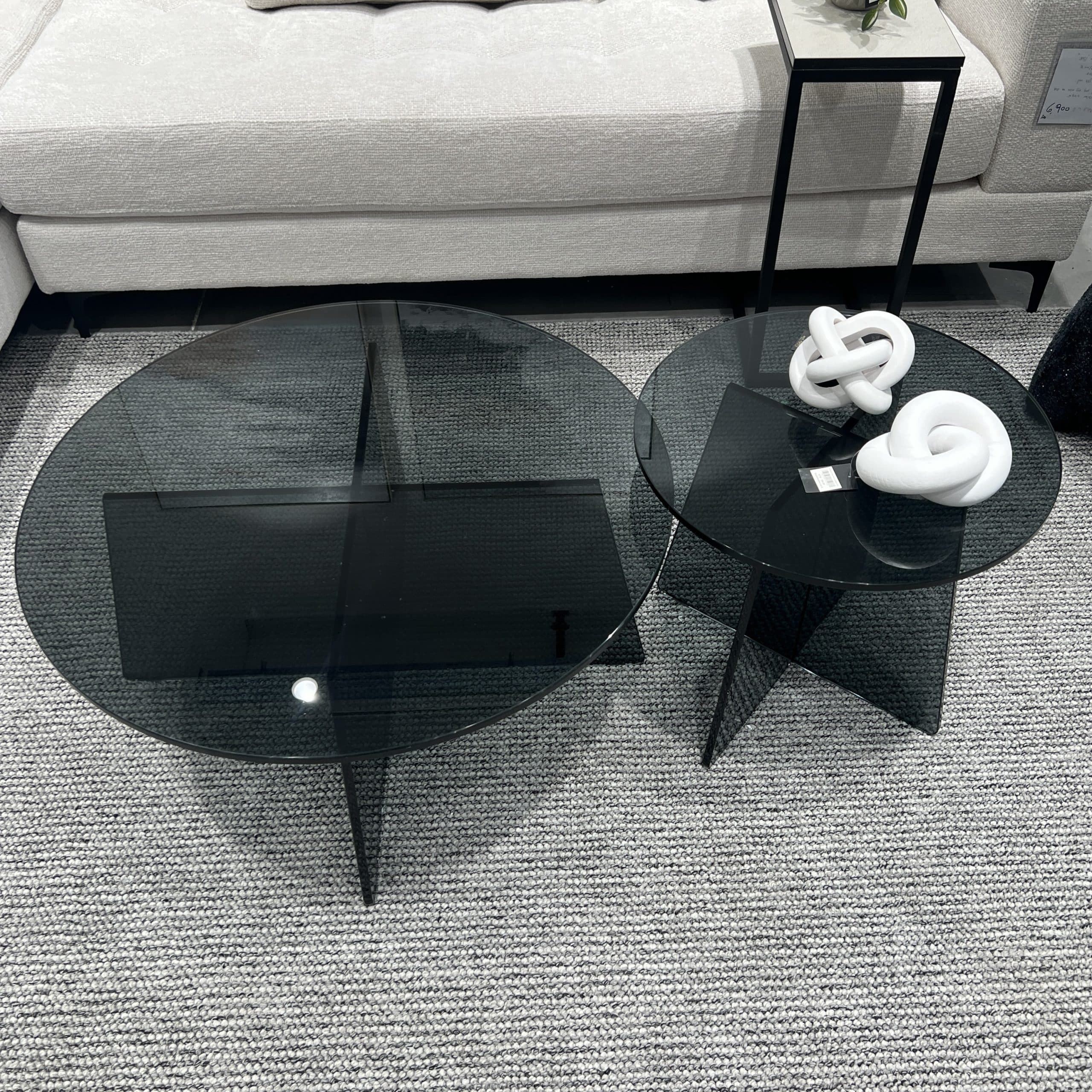 שולחן סלון יוקרתי עגול רגל X זכוכית מחוסמת אפורה דגם פלור שולחן סלון יוקרתי עגול רגל X זכוכית מחוסמת אפורה דגם פלור