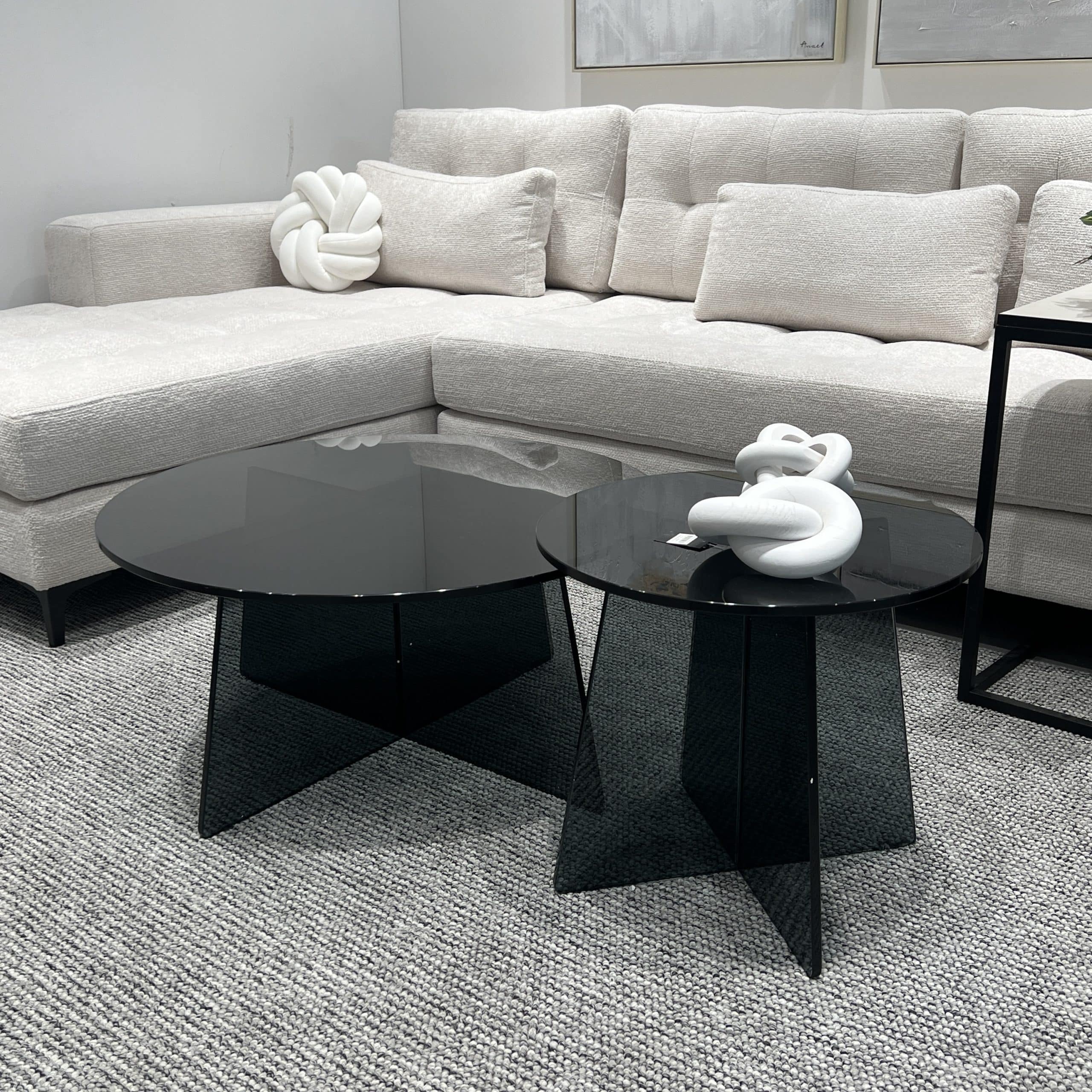 שולחן סלון יוקרתי עגול רגל X זכוכית מחוסמת אפורה דגם פלור שולחן סלון יוקרתי עגול רגל X זכוכית מחוסמת אפורה דגם פלור