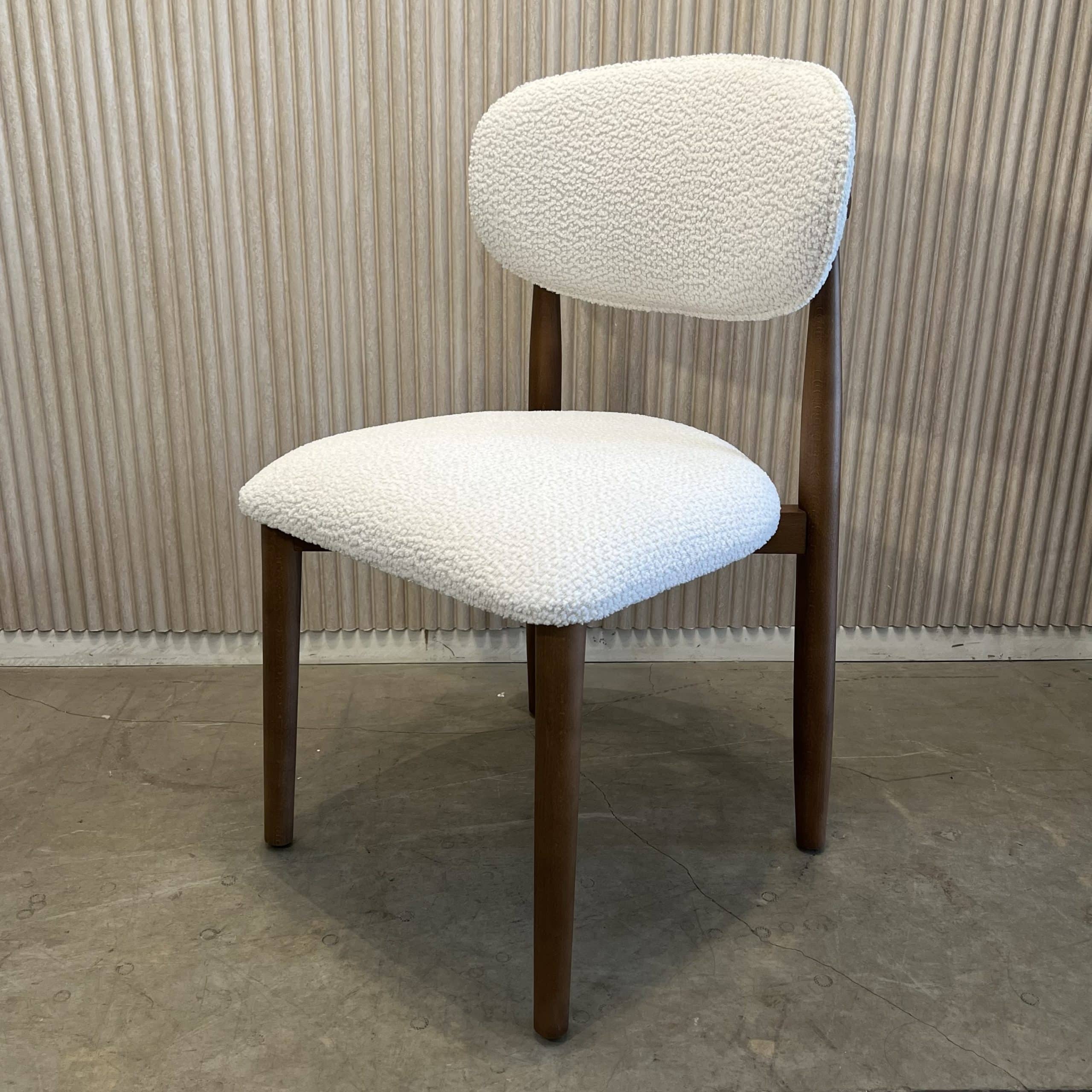 כסא מעוצב דגם קאלי רגל עץ מלא בעיצוב אישי כסא מעוצב דגם קאלי רגל עץ מלא בעיצוב אישי