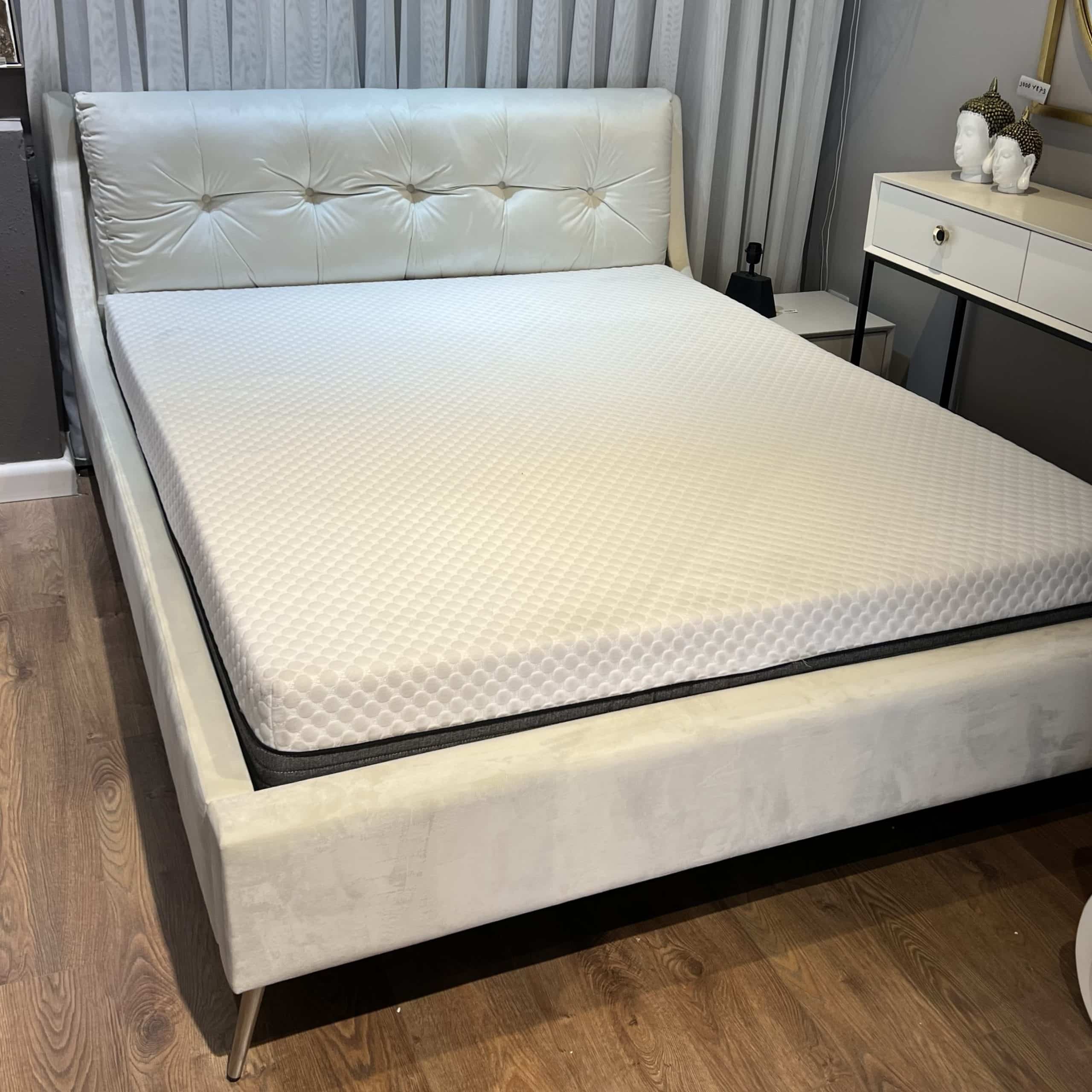 מיטה מעוצבת דגם מרגריטה גוון שמנת - חיסול מתצוגה! מיטה מעוצבת דגם מרגריטה גוון שמנת - חיסול מתצוגה!