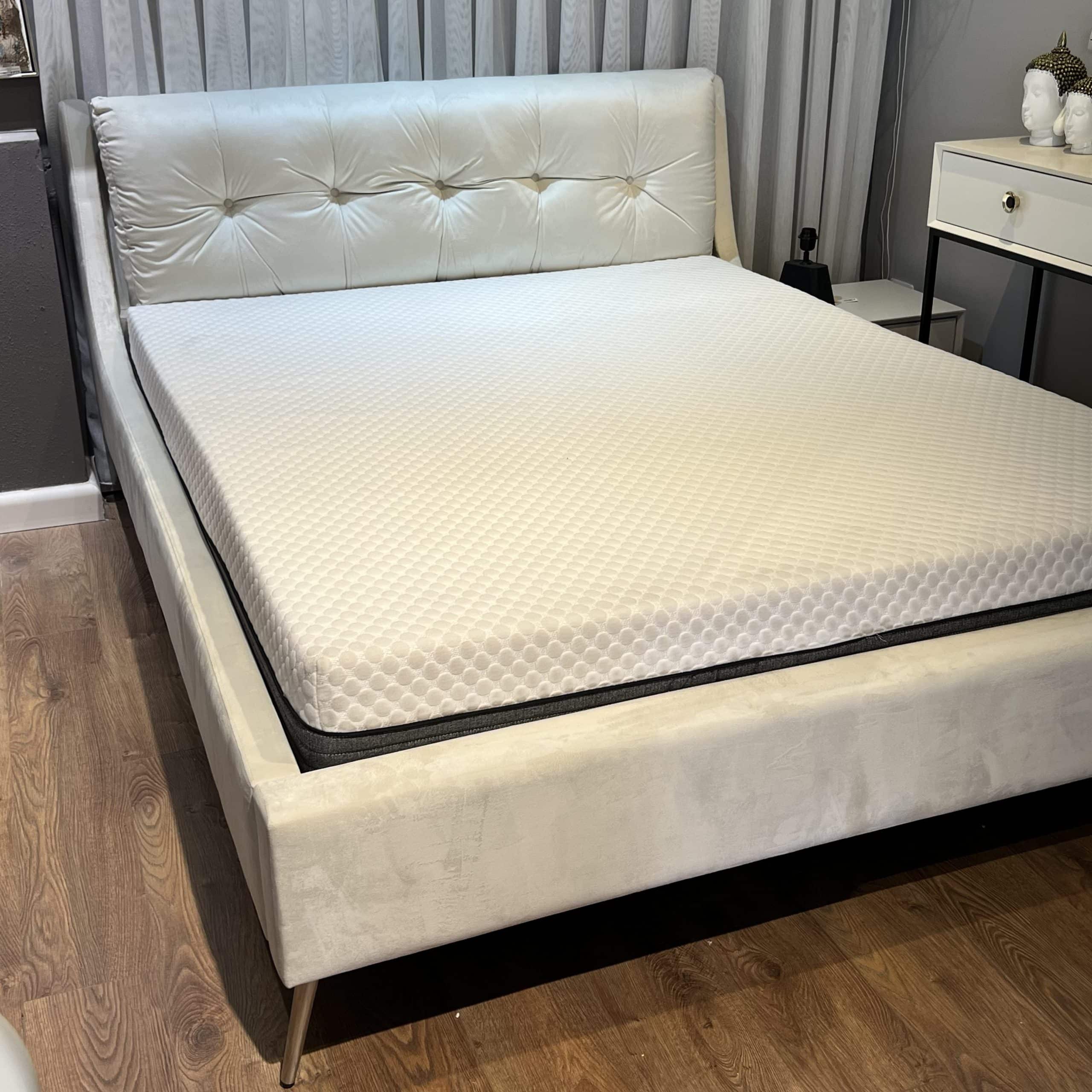 מיטה מעוצבת דגם מרגריטה גוון שמנת - חיסול מתצוגה! מיטה מעוצבת דגם מרגריטה גוון שמנת - חיסול מתצוגה!