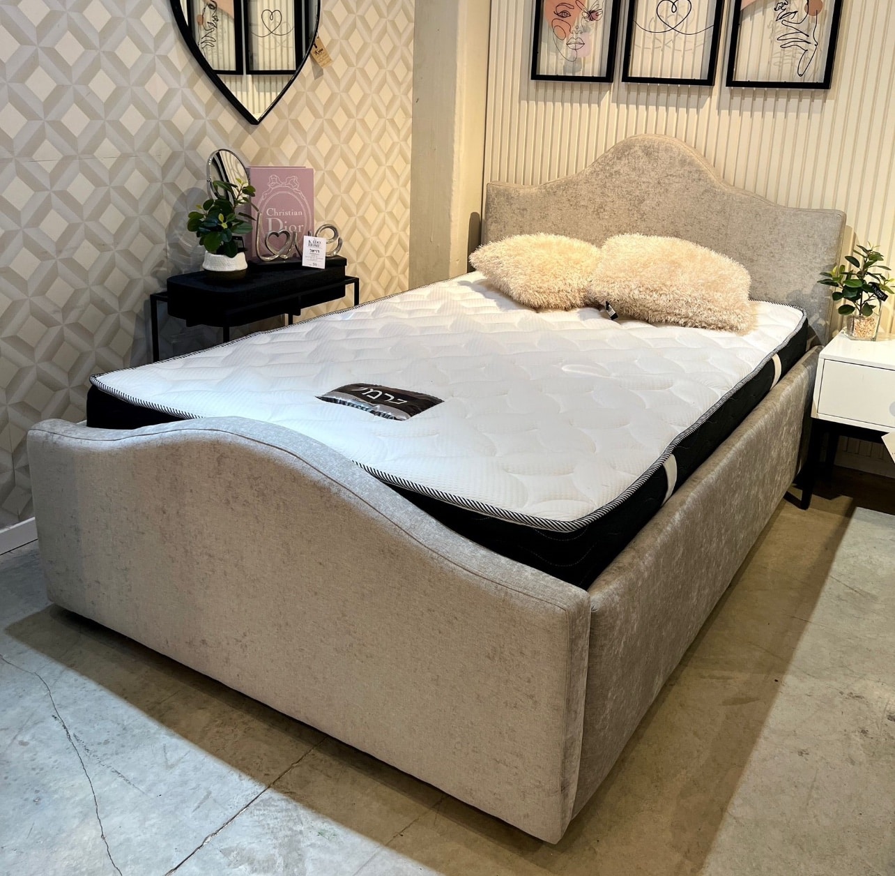 מיטה מעוצבת דגם עלמה אפור בהיר - החיסול מתצוגה!