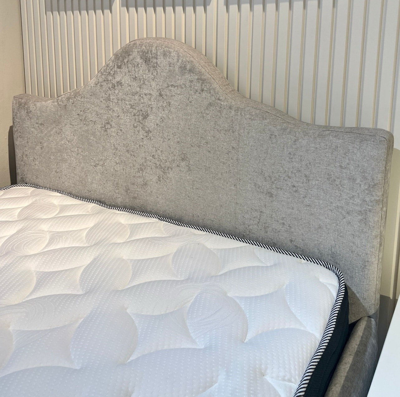 מיטה מעוצבת דגם עלמה אפור בהיר - החיסול מתצוגה!