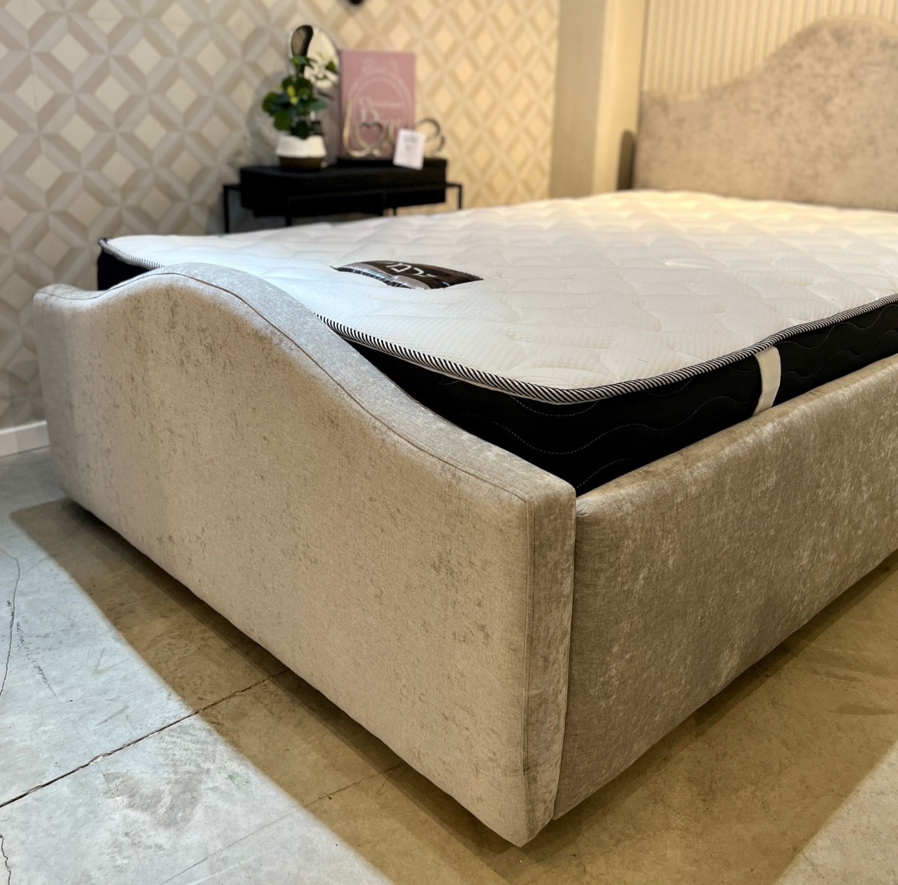 מיטה מעוצבת דגם עלמה אפור בהיר - החיסול מתצוגה!