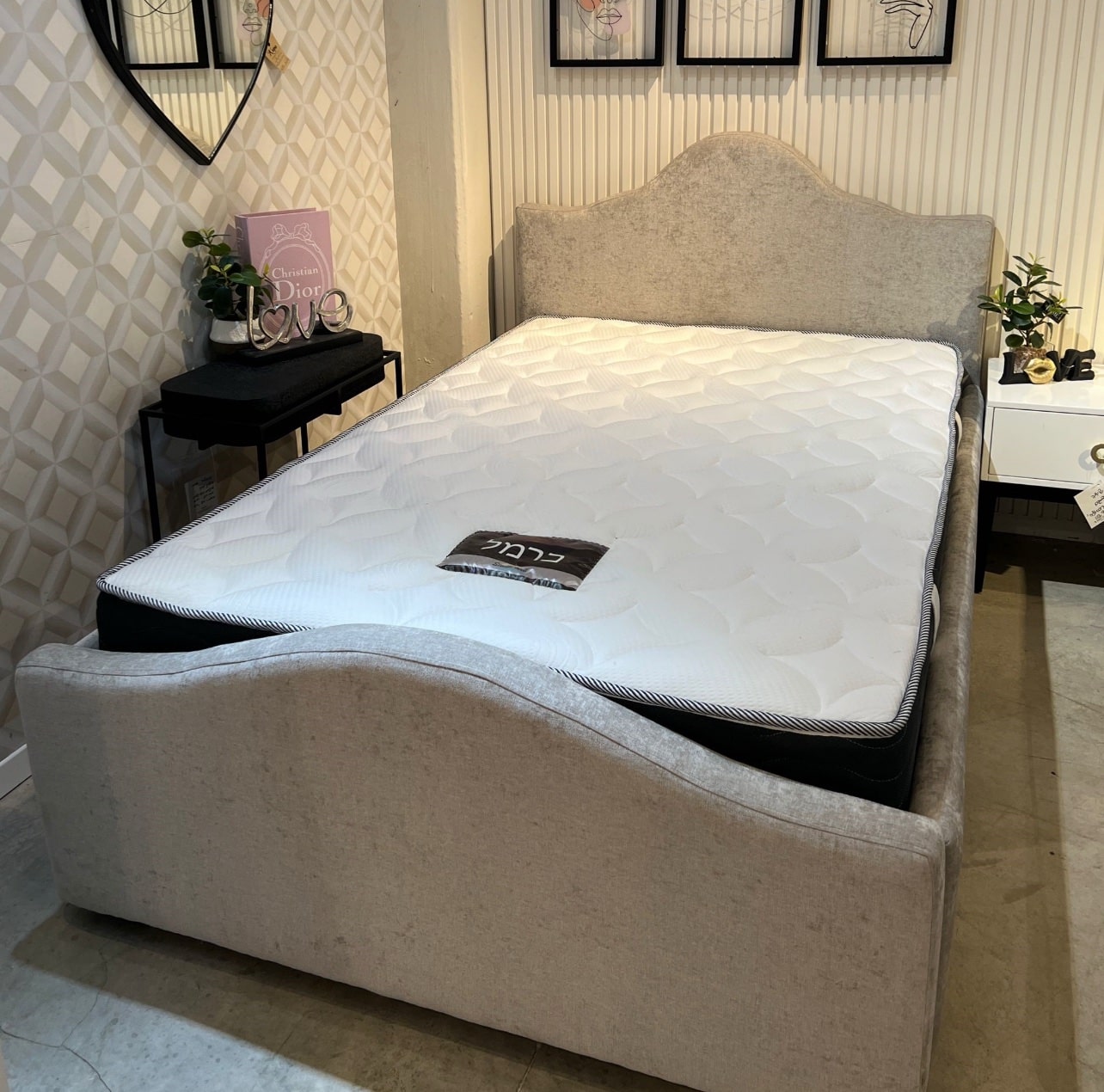 מיטה מעוצבת דגם עלמה אפור בהיר - החיסול מתצוגה!