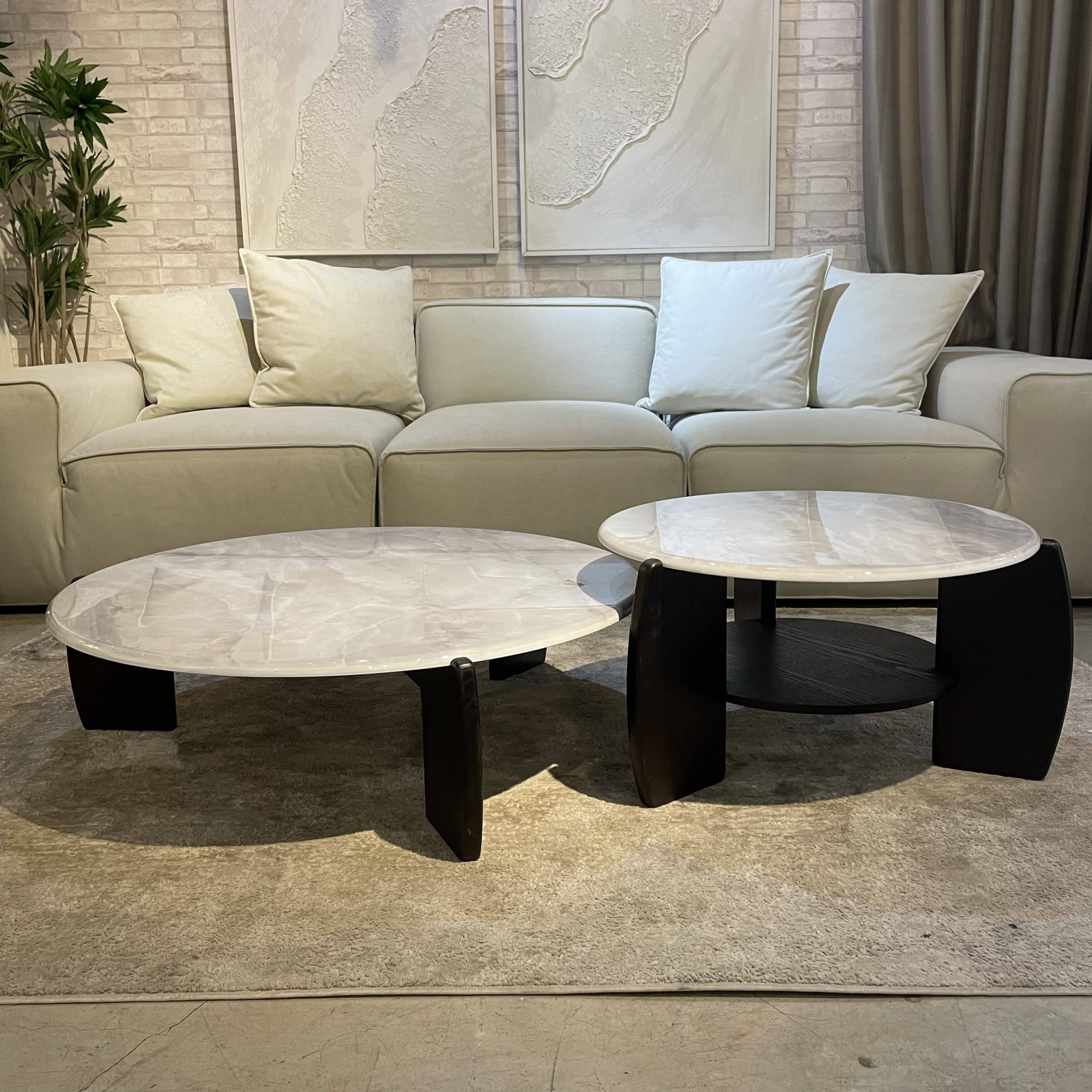 סט שולחנות סלון עגולים שיש לבן נימים אפרפר רגל עץ כהה דגם סופיטל סט שולחנות סלון עגולים שיש לבן נימים אפרפר רגל עץ כהה דגם סופיטל