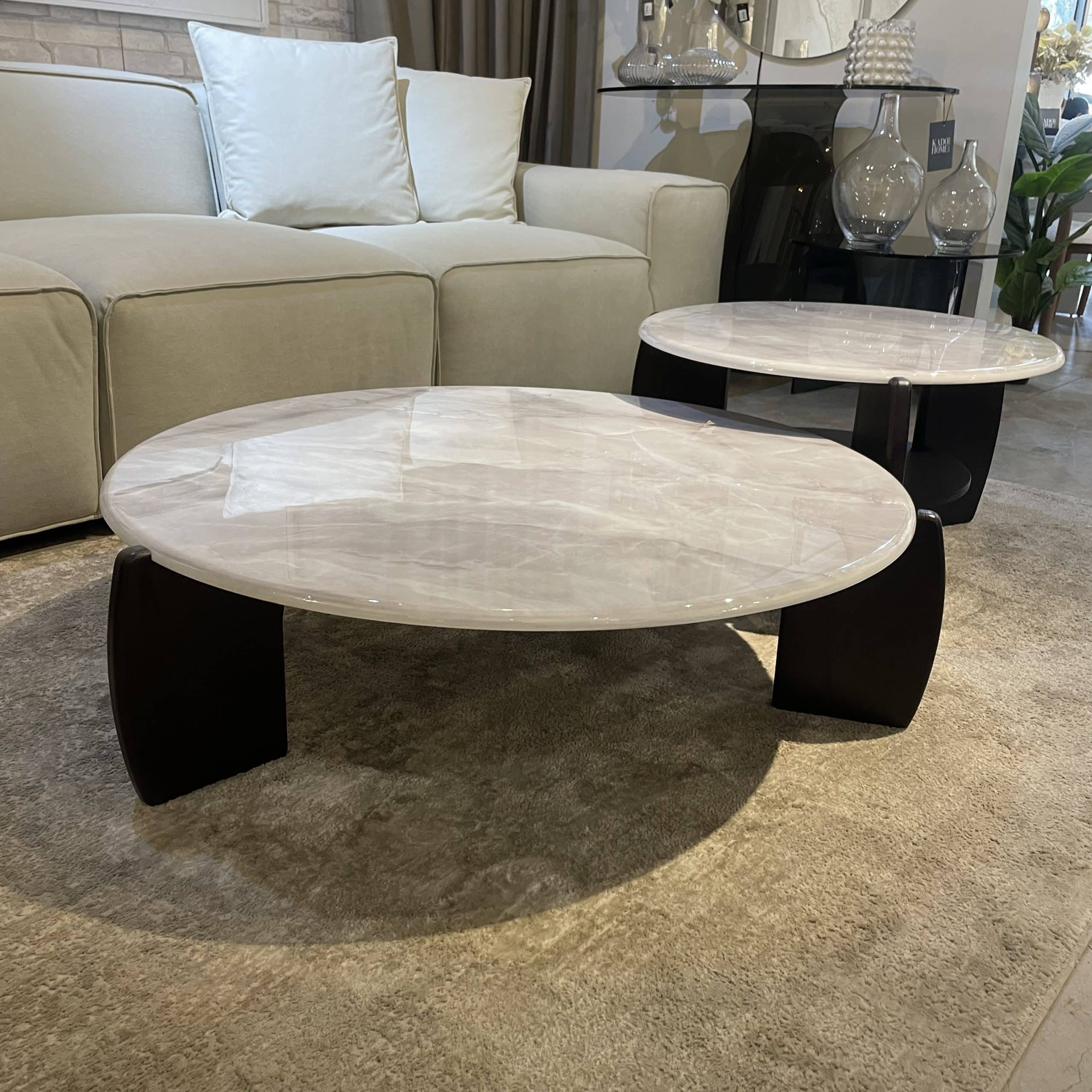 סט שולחנות סלון עגולים שיש לבן נימים אפרפר רגל עץ כהה דגם סופיטל סט שולחנות סלון עגולים שיש לבן נימים אפרפר רגל עץ כהה דגם סופיטל