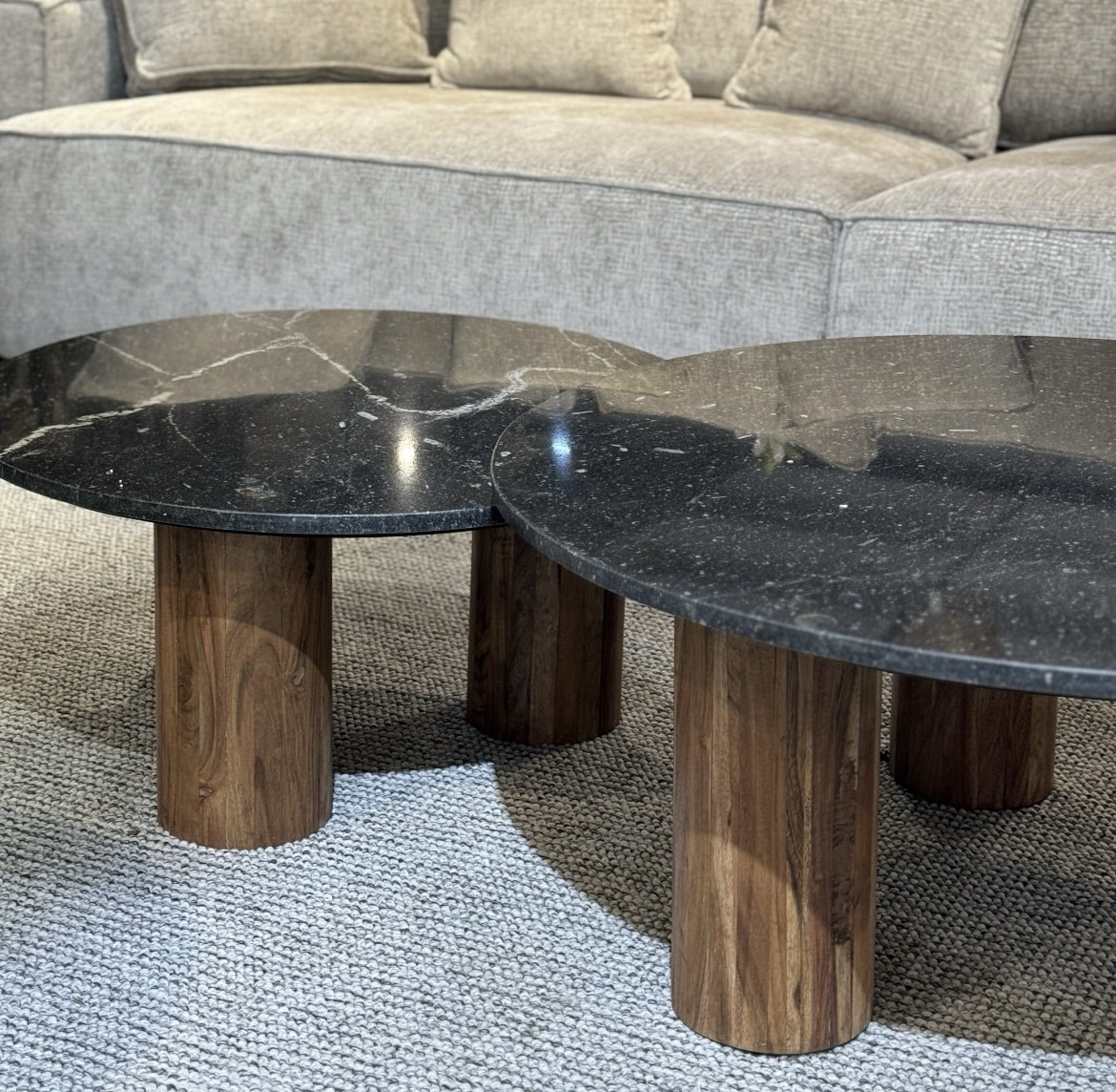 סט שולחנות סלון יוקרתיים משיש שחור דומיניק דגם ראבי סט שולחנות סלון יוקרתיים משיש שחור דומיניק דגם ראבי