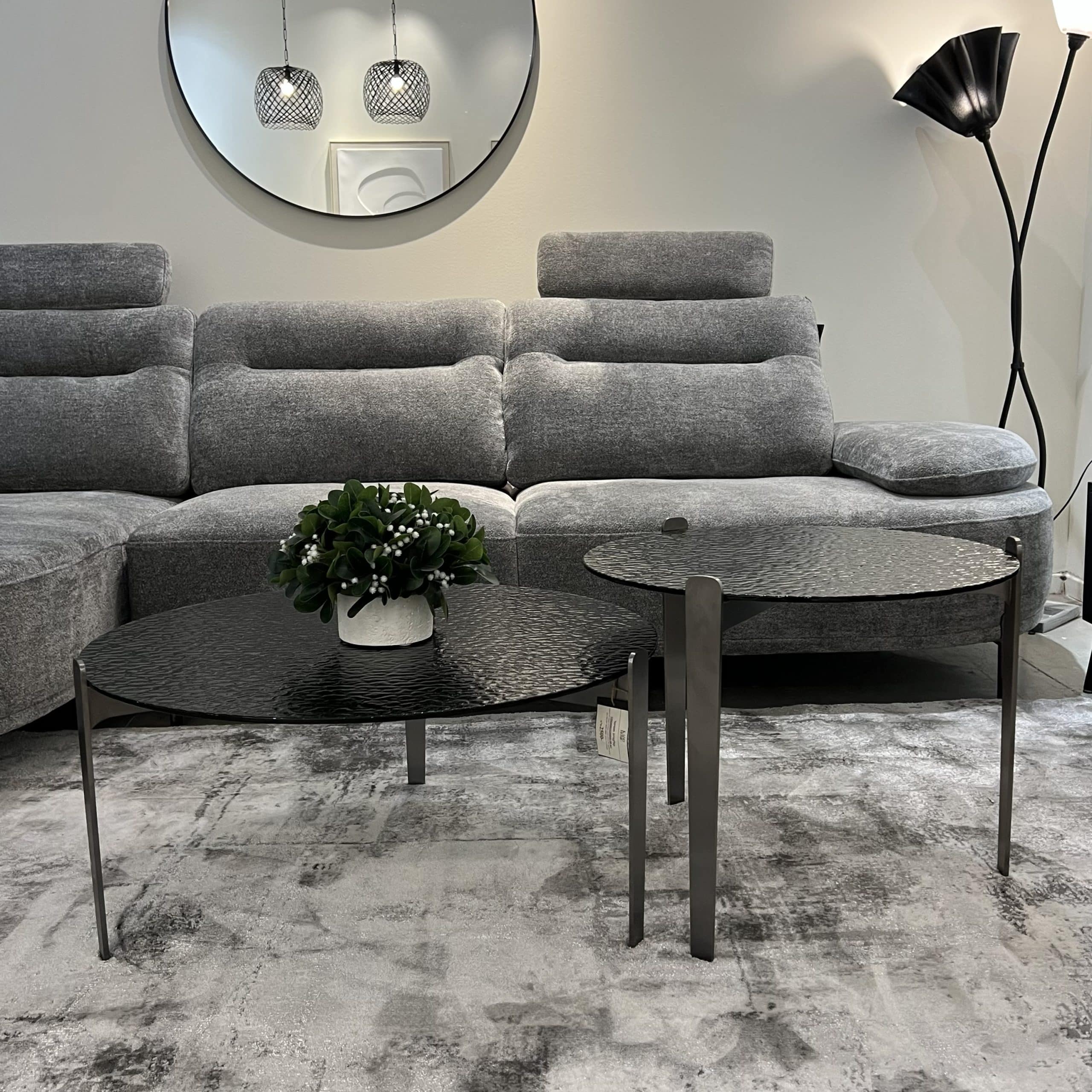 סט שולחנות סלון עגולים מעוצבים זכוכית מושחרת ריקועים רגל נירוסטה מושחרת דגם סופיטל סט שולחנות סלון עגולים מעוצבים זכוכית מושחרת ריקועים רגל נירוסטה מושחרת דגם סופיטל