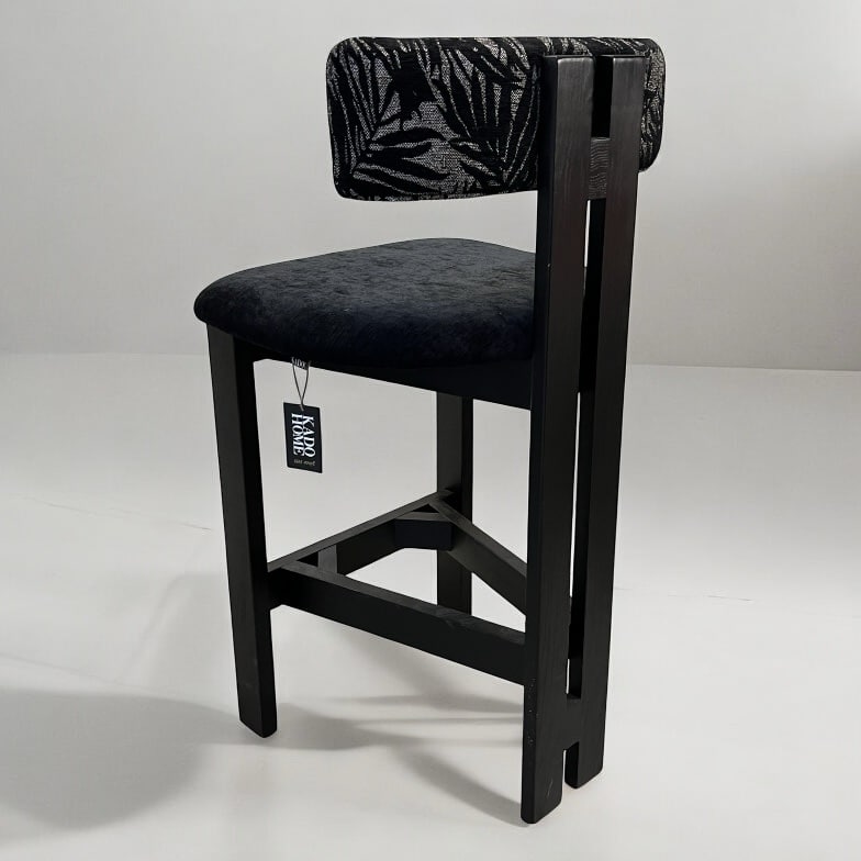 כסא בר מעוצב פאלם מושב אריג שחור גב רקמת עלים דגם סופיטל כסא בר מעוצב פאלם מושב אריג שחור גב רקמת עלים דגם סופיטל