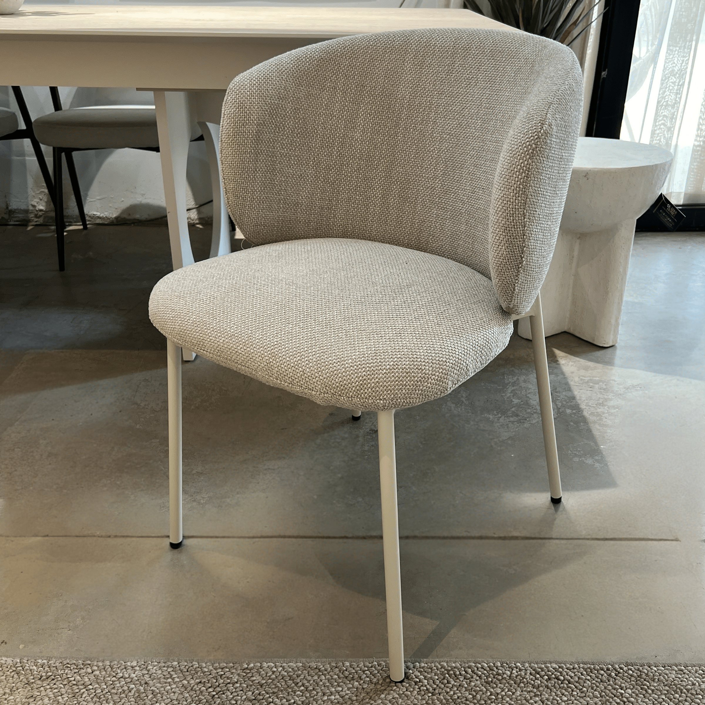 כסא מעוצב לולה אריג שמנת רגל שמנת דגם קליי כסא מעוצב לולה אריג שמנת רגל שמנת דגם קליי