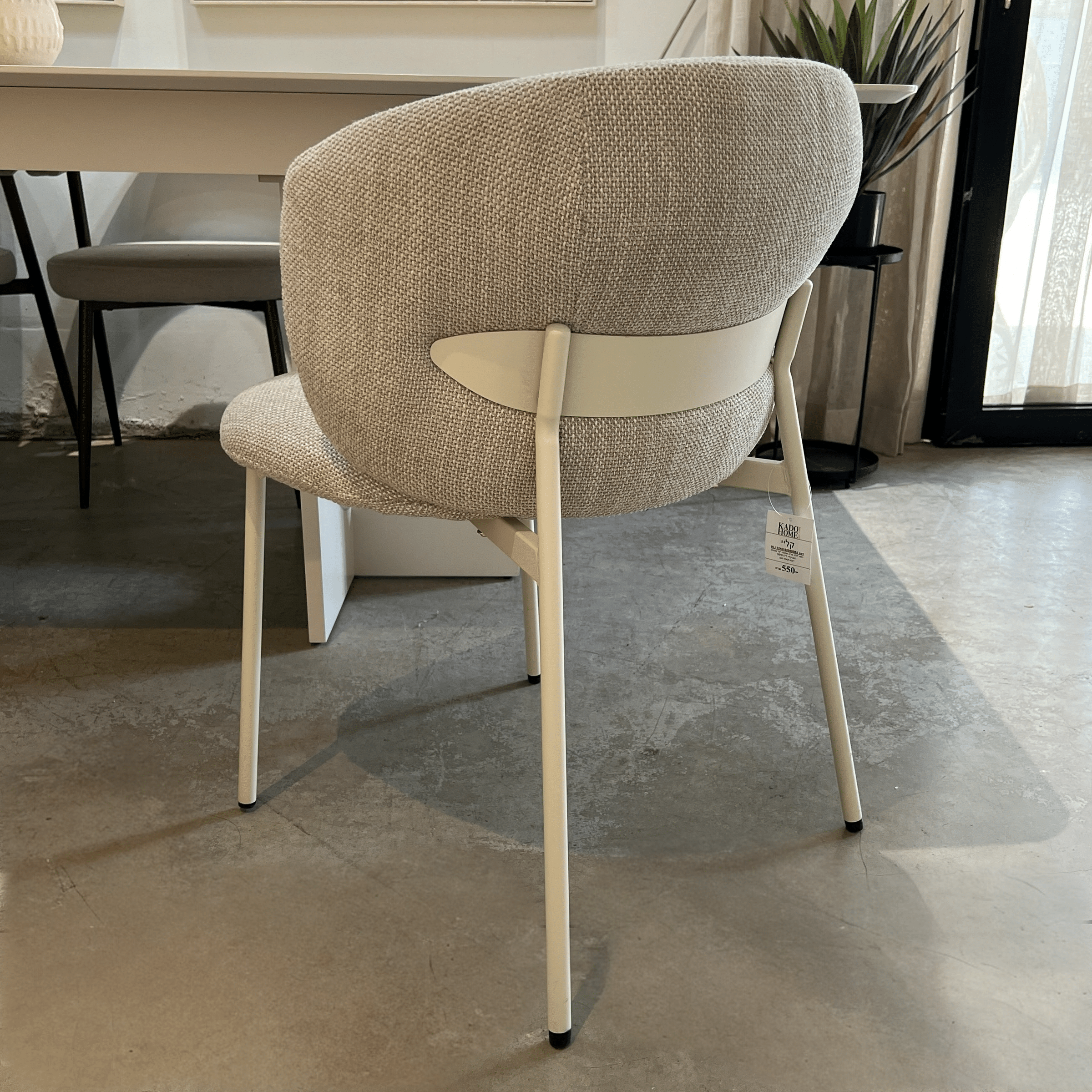 כסא מעוצב לולה אריג שמנת רגל שמנת דגם קליי כסא מעוצב לולה אריג שמנת רגל שמנת דגם קליי