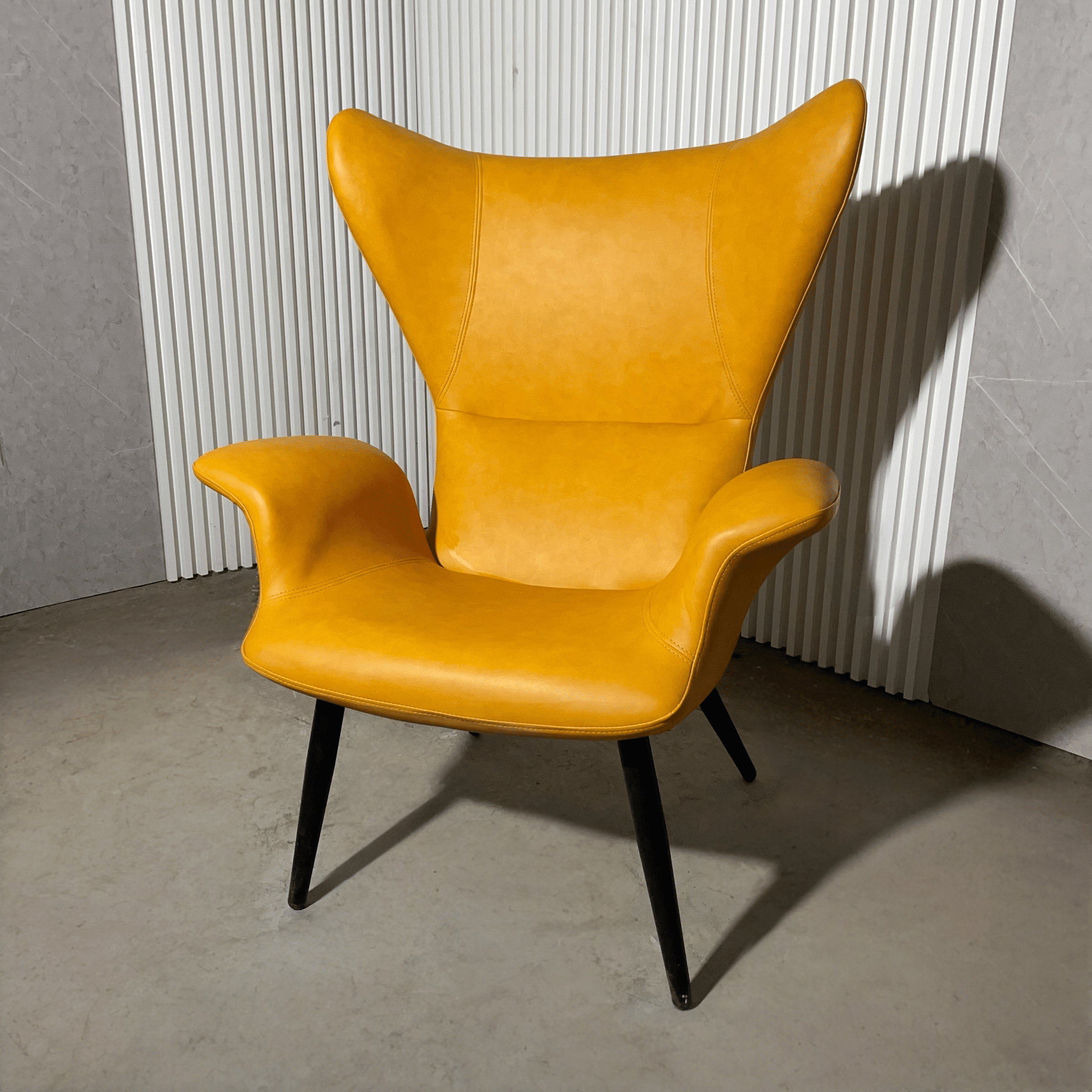 כורסא דגם טוני דמוי עור צהובה - חיסול!