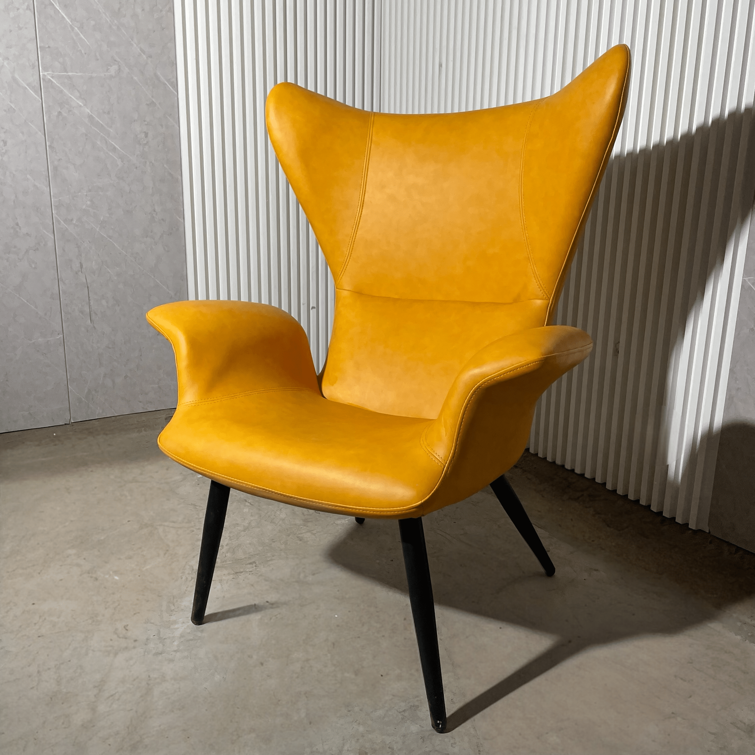 כורסא דגם טוני דמוי עור צהובה - חיסול!