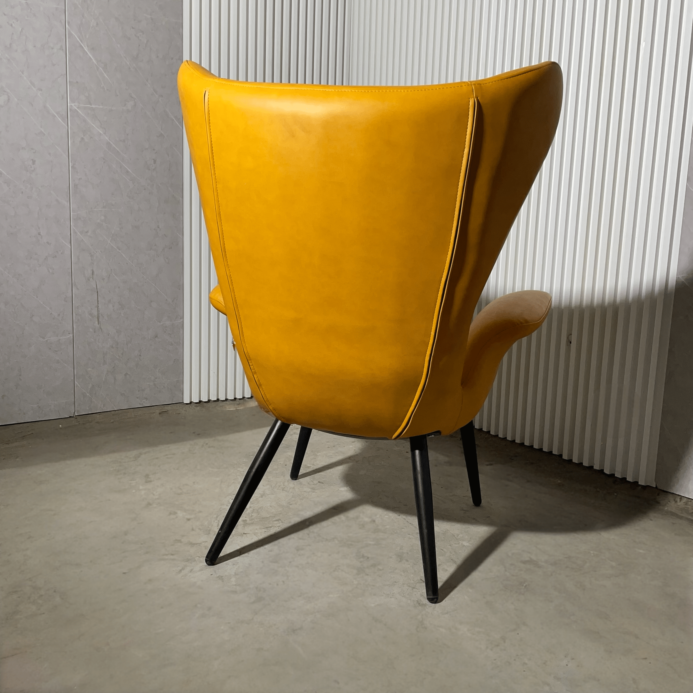 כורסא דגם טוני דמוי עור צהובה - חיסול!