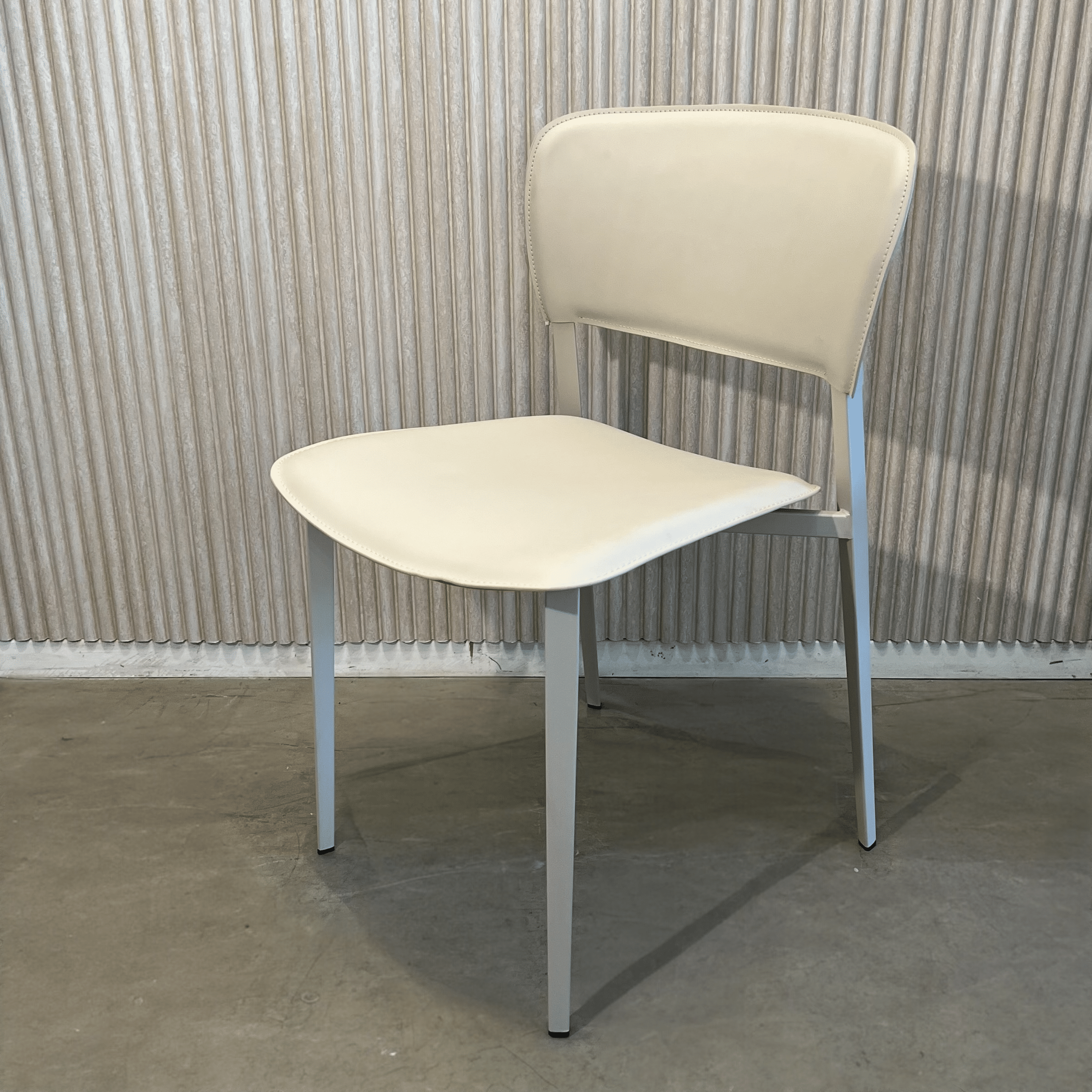 כיסא מעוצב דגם לורן דמוי עור אבן כיסא מעוצב דגם לורן דמוי עור אבן