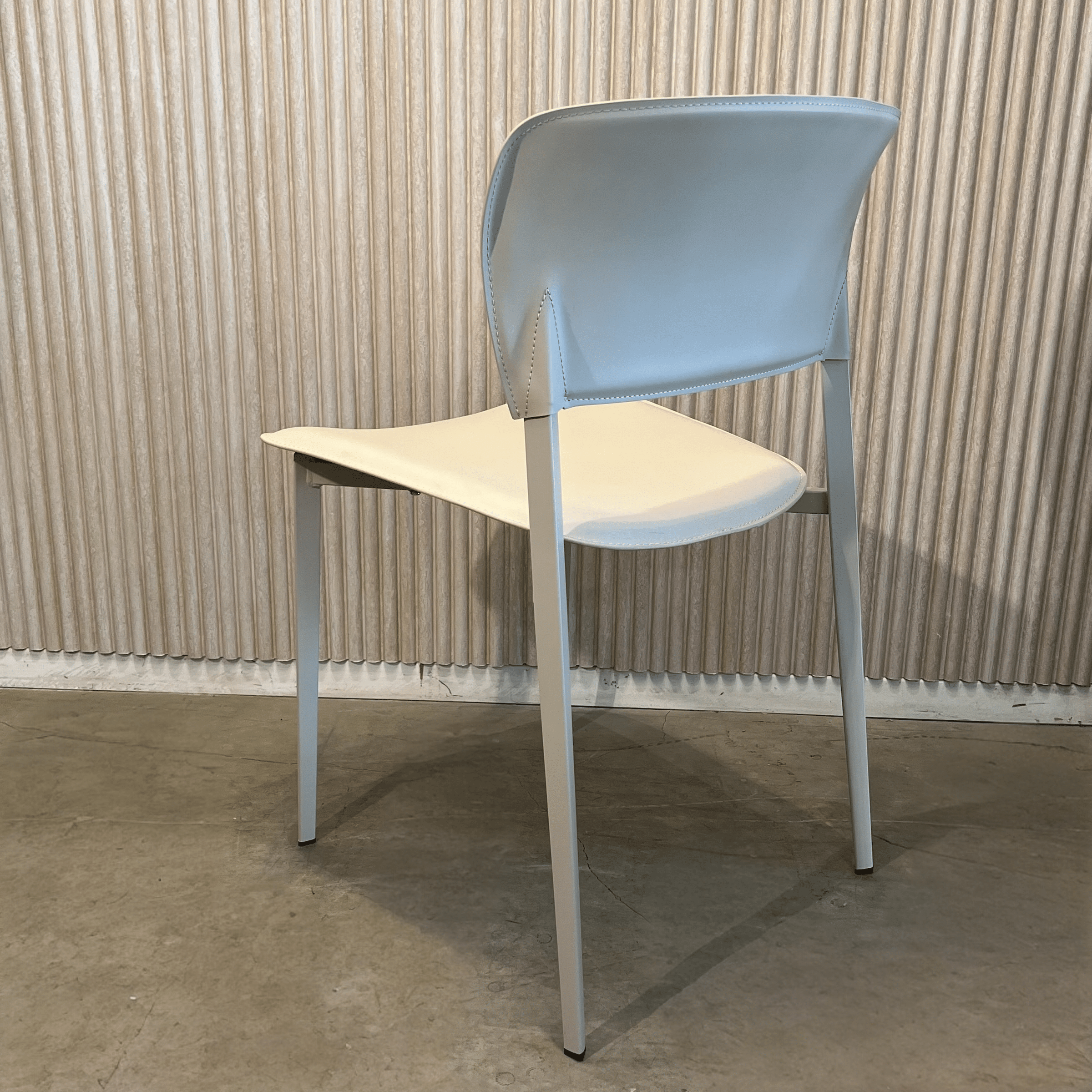 כיסא מעוצב דגם לורן דמוי עור אבן כיסא מעוצב דגם לורן דמוי עור אבן