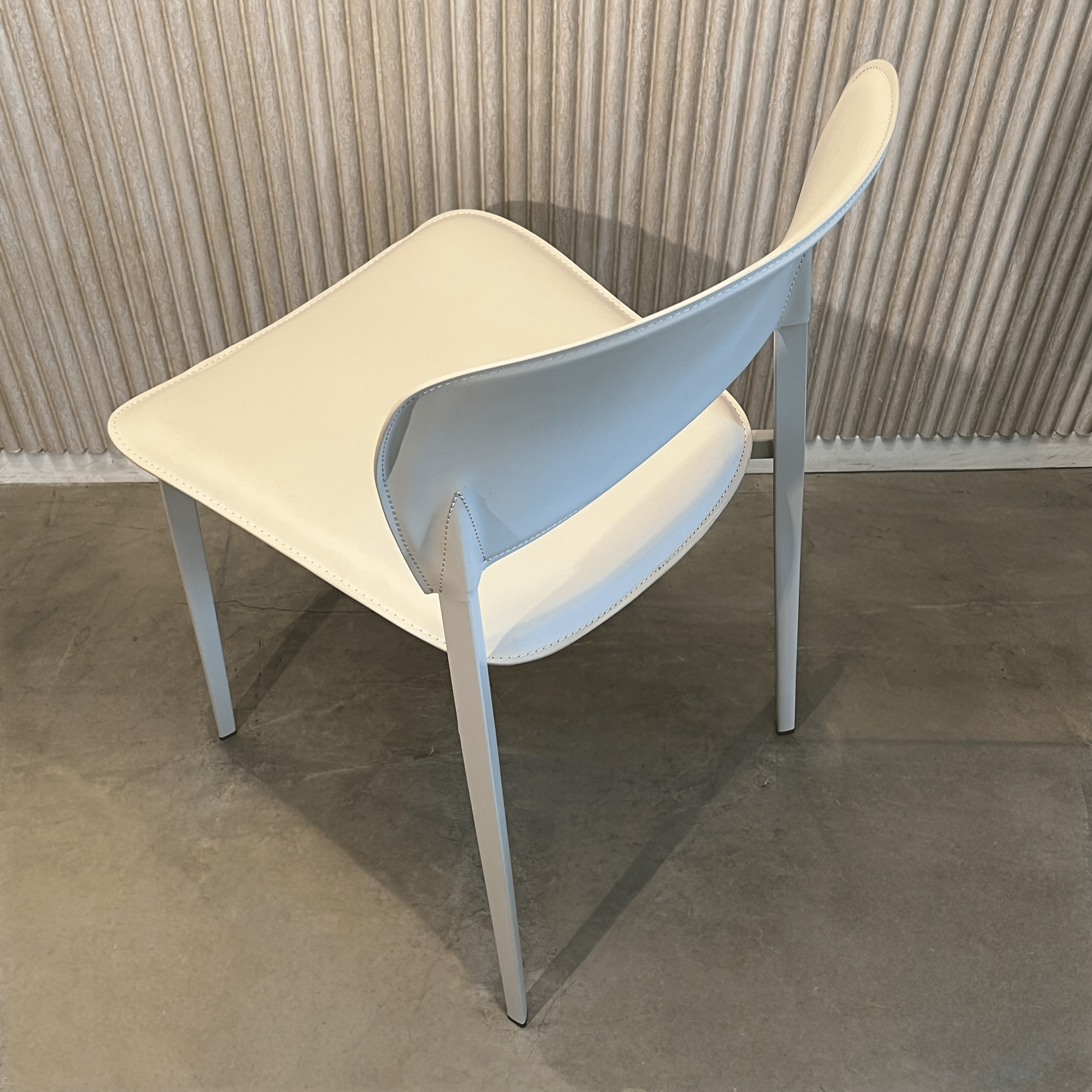 כיסא מעוצב דגם לורן דמוי עור אבן כיסא מעוצב דגם לורן דמוי עור אבן